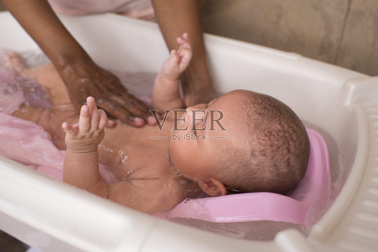 宝宝享受洗澡。照片摄影图片