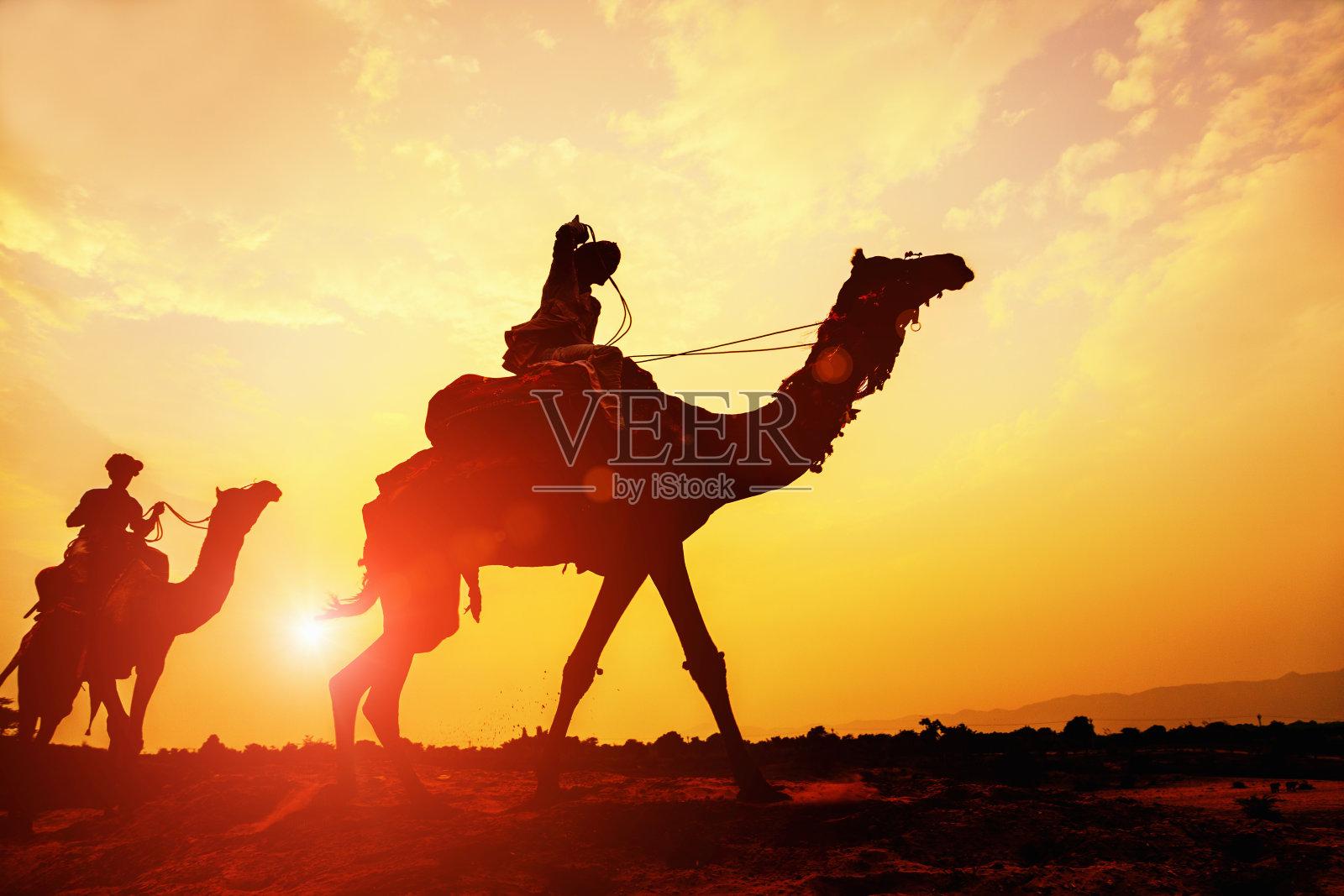 日落沙漠骆驼商队剪影照片摄影图片