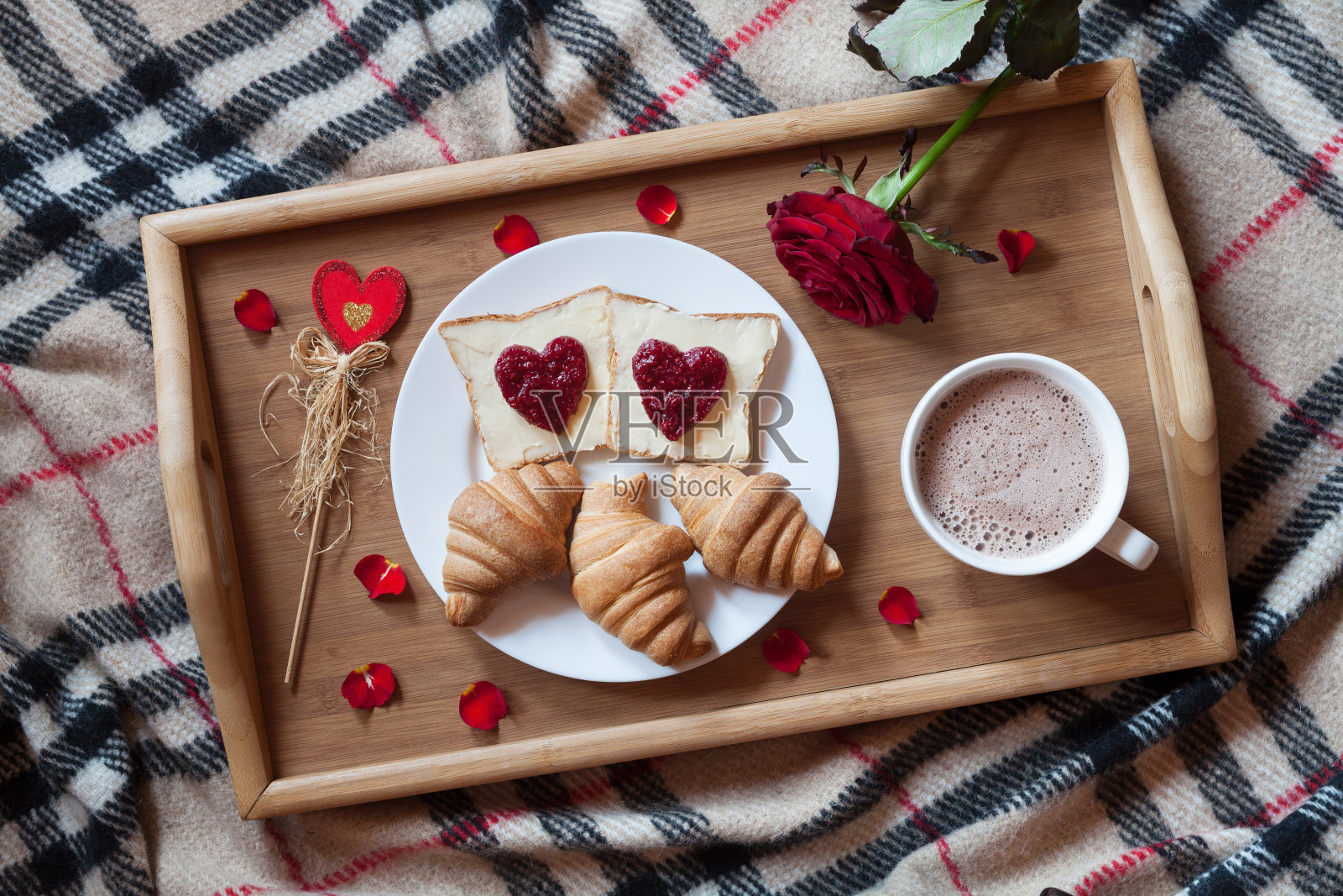 情人节床上浪漫早餐。烤面包片和果酱照片摄影图片