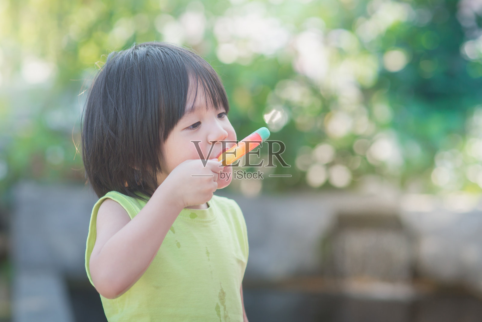 亚洲小孩在户外吃冰淇淋照片摄影图片