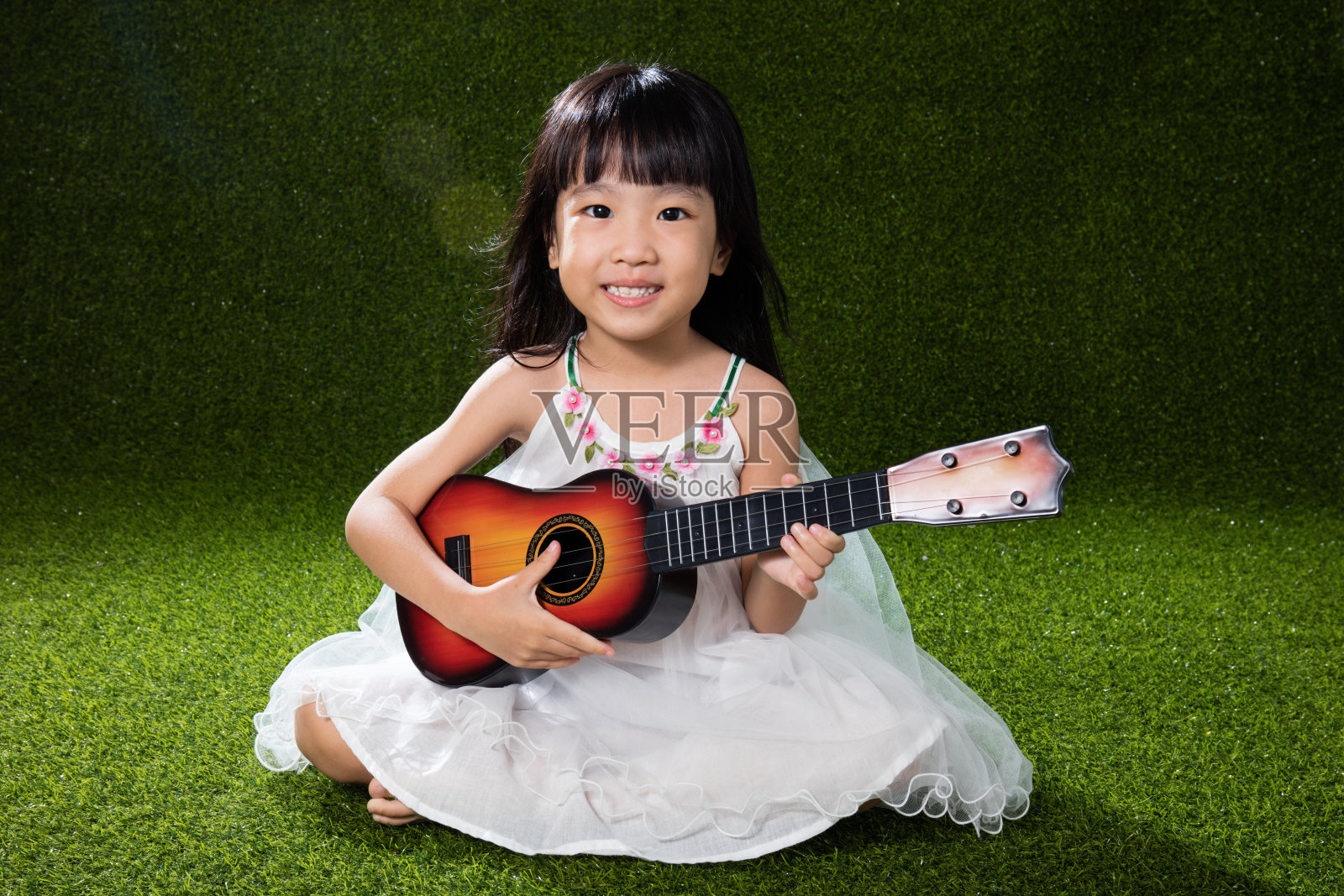 中国女孩弹吉他照片摄影图片