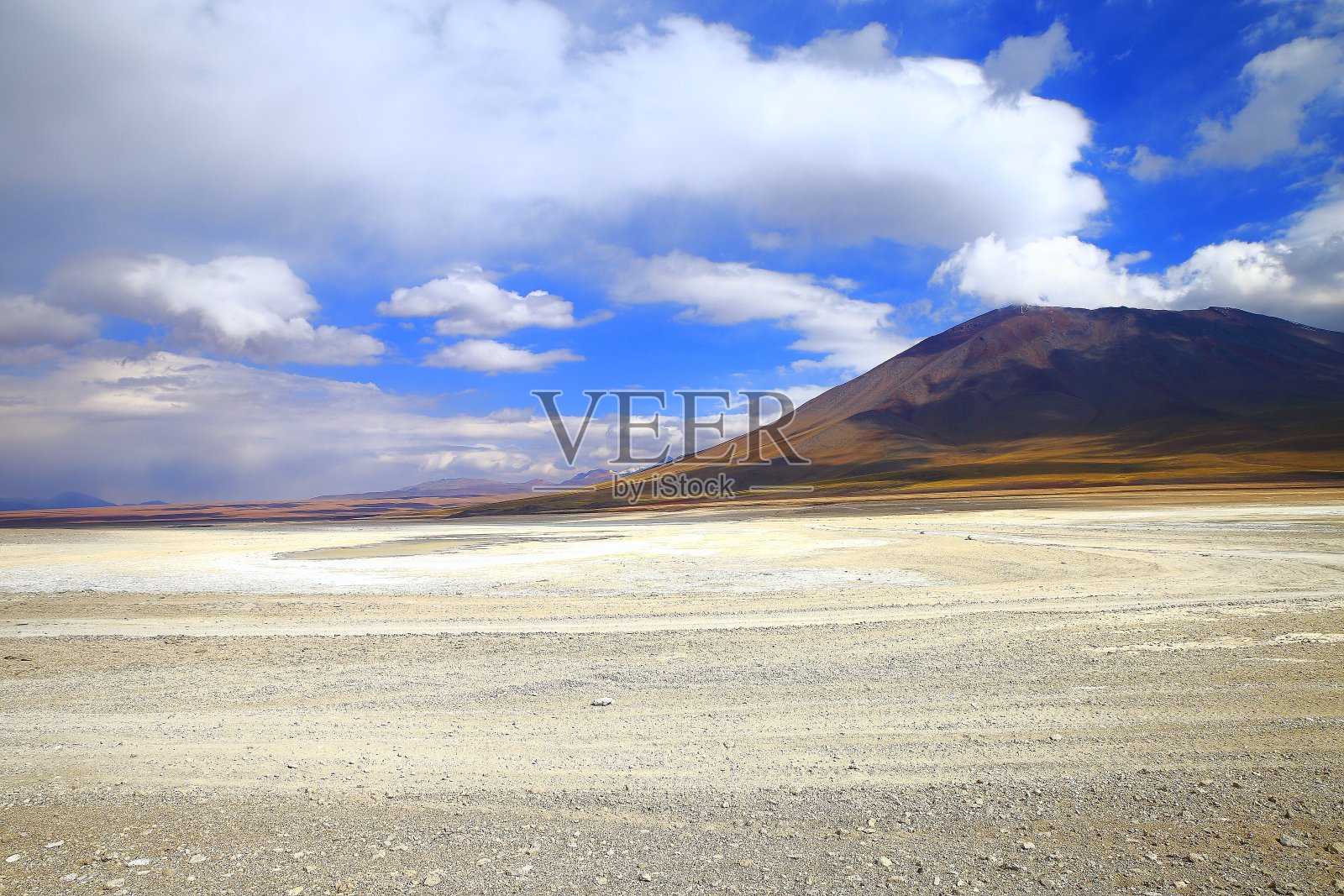 令人印象深刻的拉古纳布兰卡海岸-白色的湖反射，利坎卡布尔和田园般的阿塔卡马沙漠，火山景观全景-波托西地区，玻利维亚安第斯，智利，Bolívia和阿根廷边境照片摄影图片