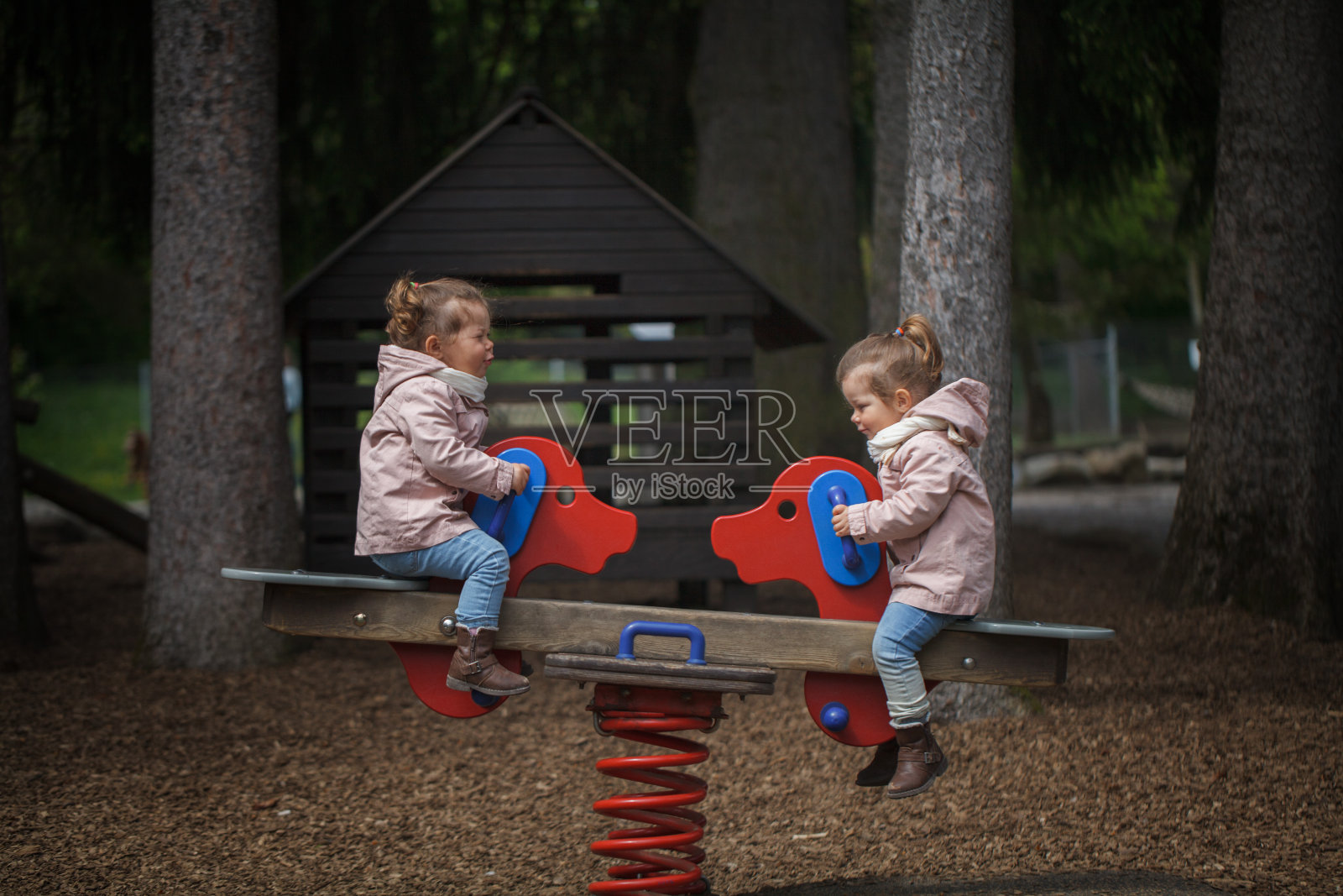 双胞胎女孩摇摇欲坠照片摄影图片