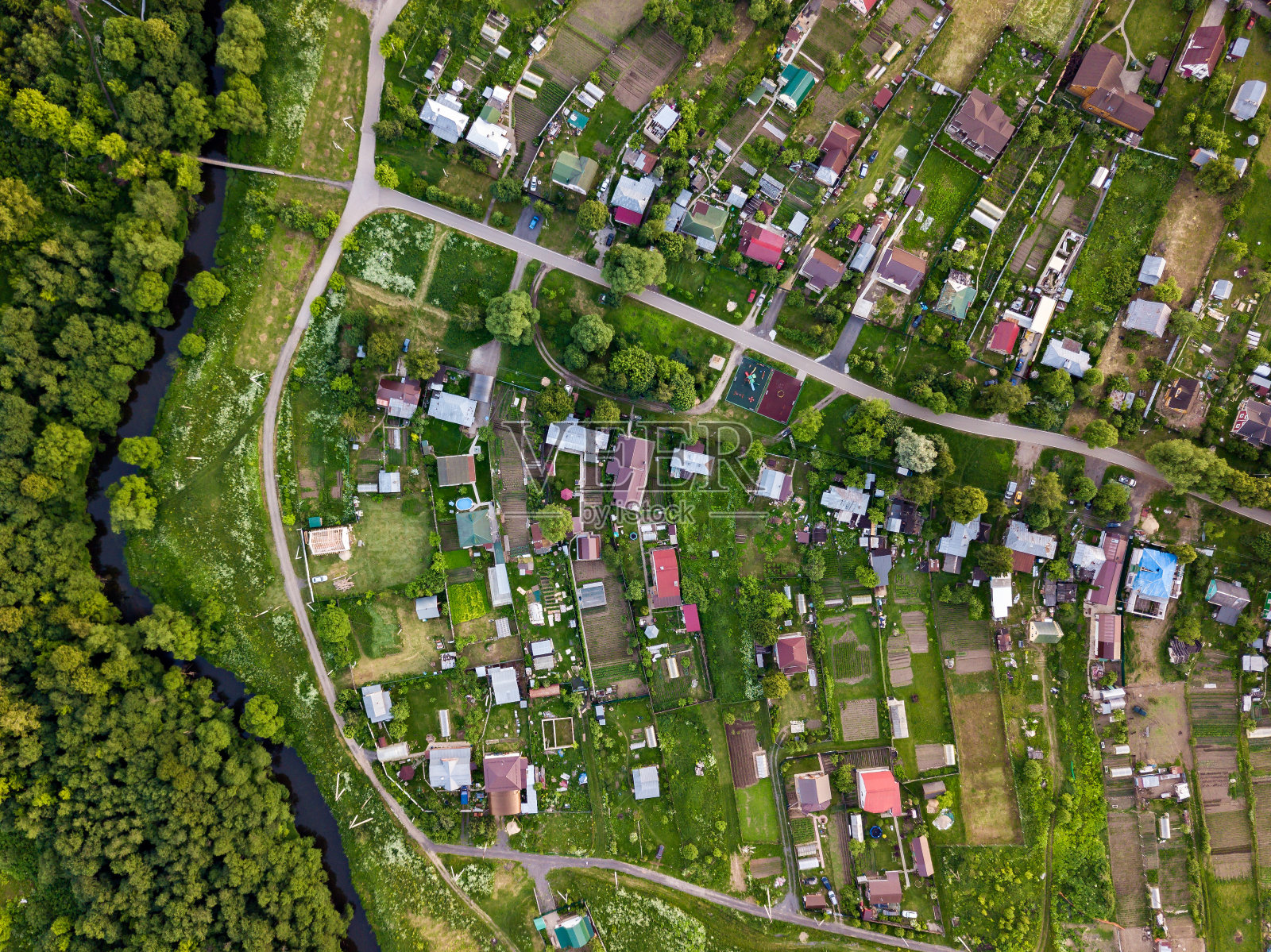 这个村庄位于河流附近的一个生态干净的绿色地方。照片摄影图片