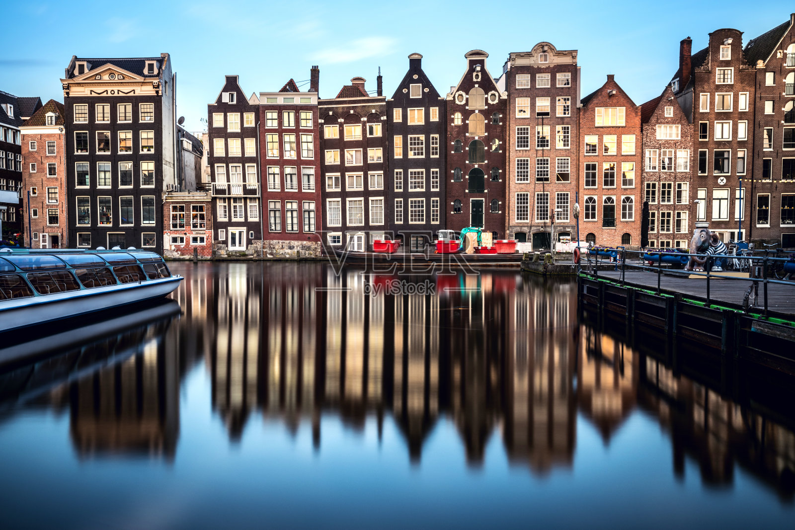 阿姆斯特丹的房屋在夜晚映照在运河水面上照片摄影图片
