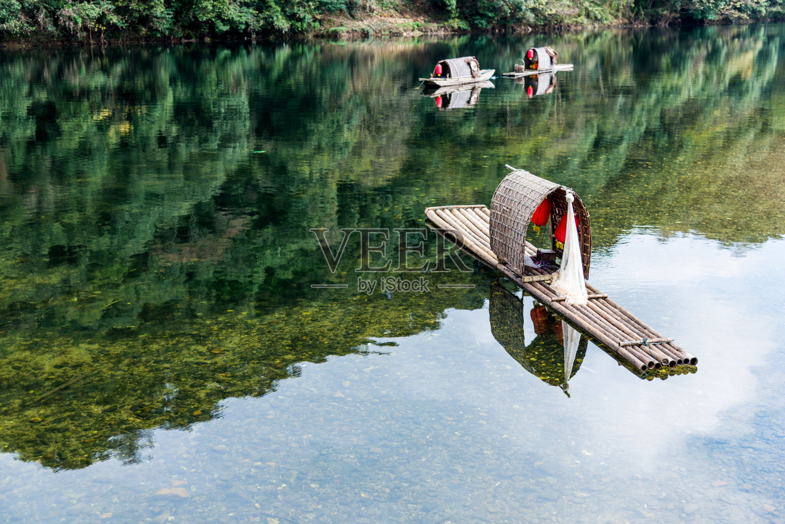 山湖中的木船照片摄影图片