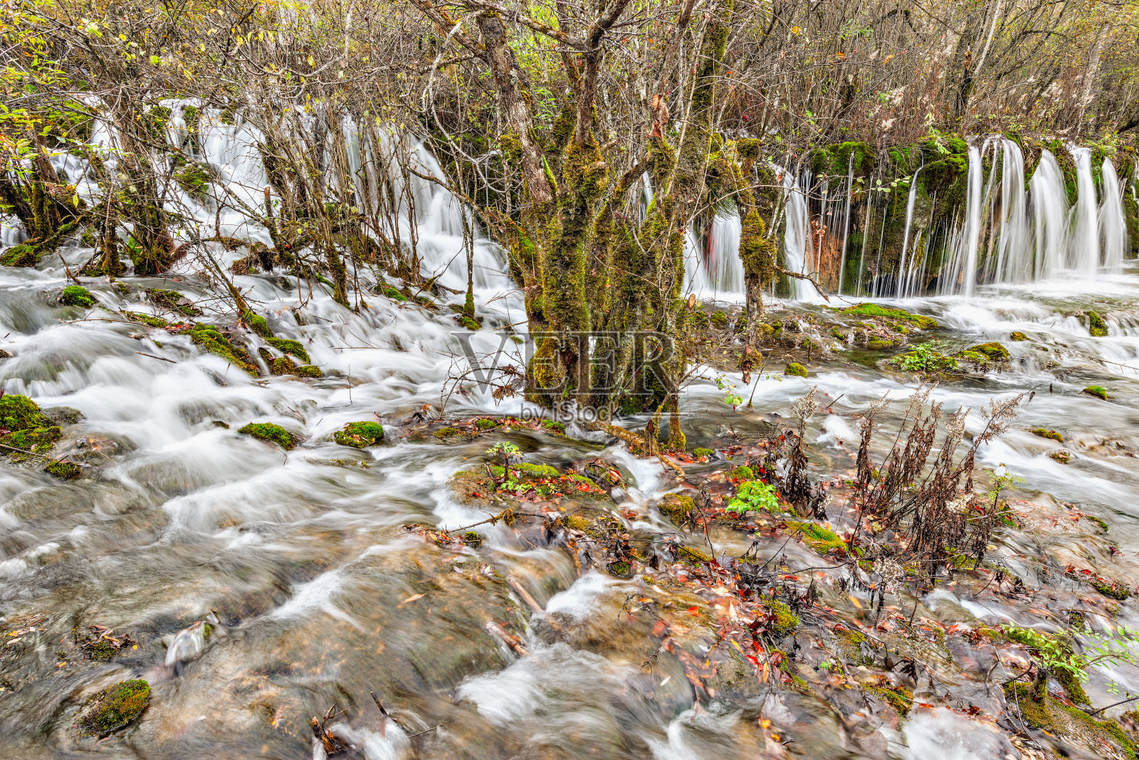 秋天的瀑布和纯净的水。照片摄影图片