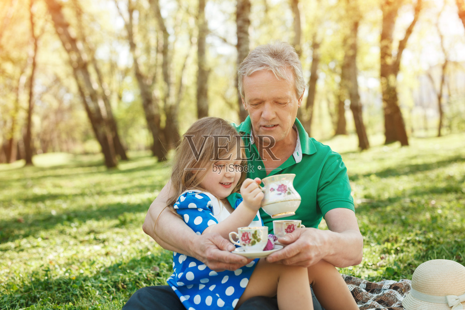 一个男人抱着他的孙女野餐照片摄影图片