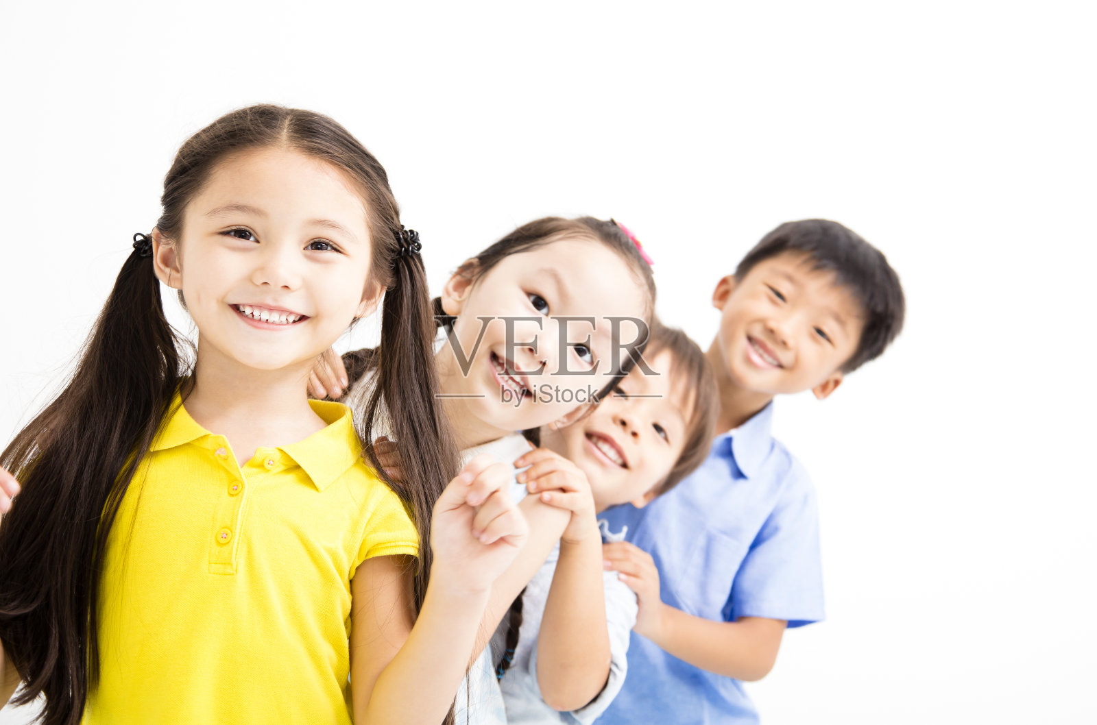 白色背景上的快乐和欢笑的孩子们照片摄影图片