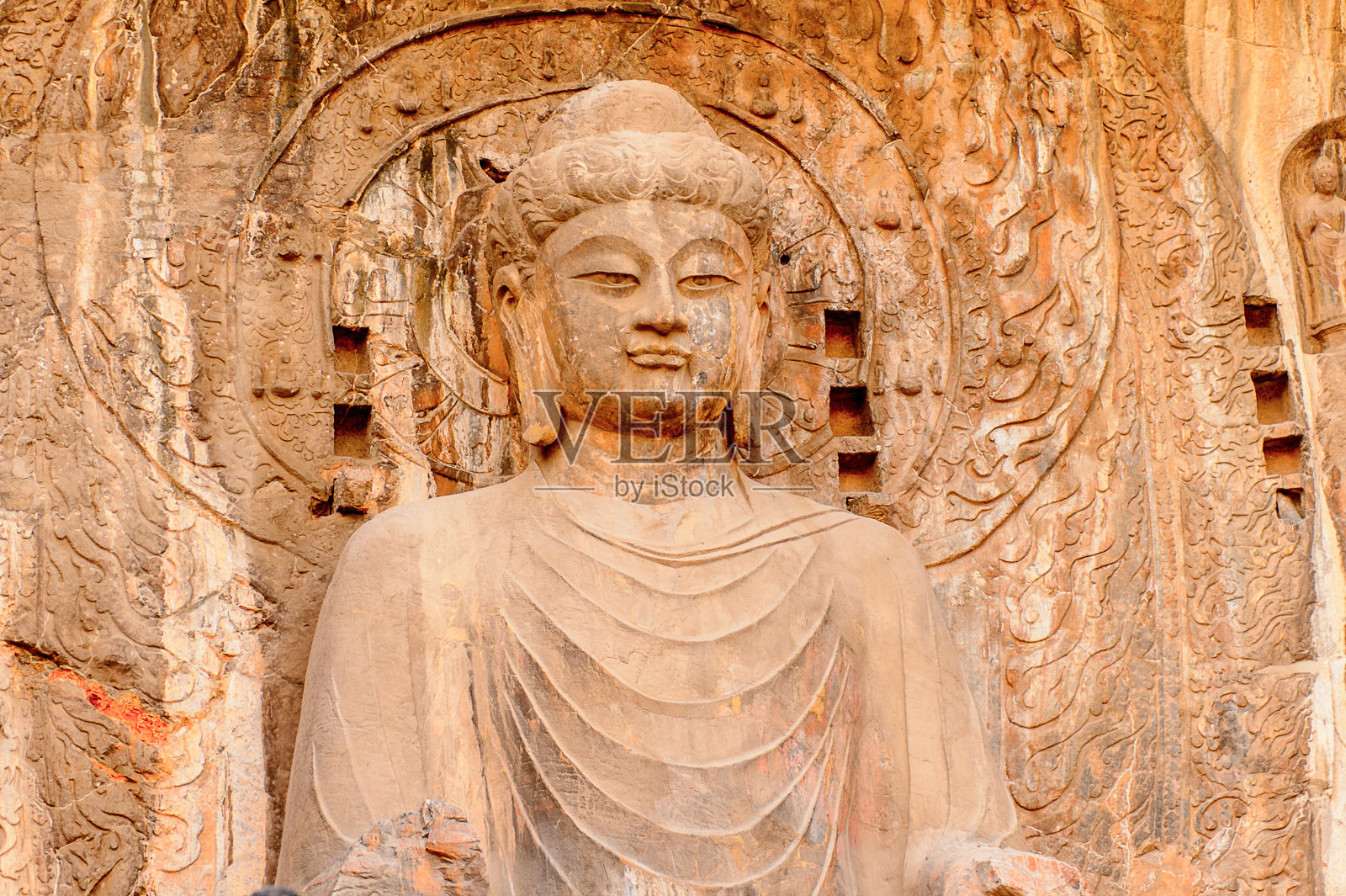 龙门石窟(龙门石窟)最大的佛像。联合国教科文组织世界遗产，有成千上万的佛像和他的弟子照片摄影图片