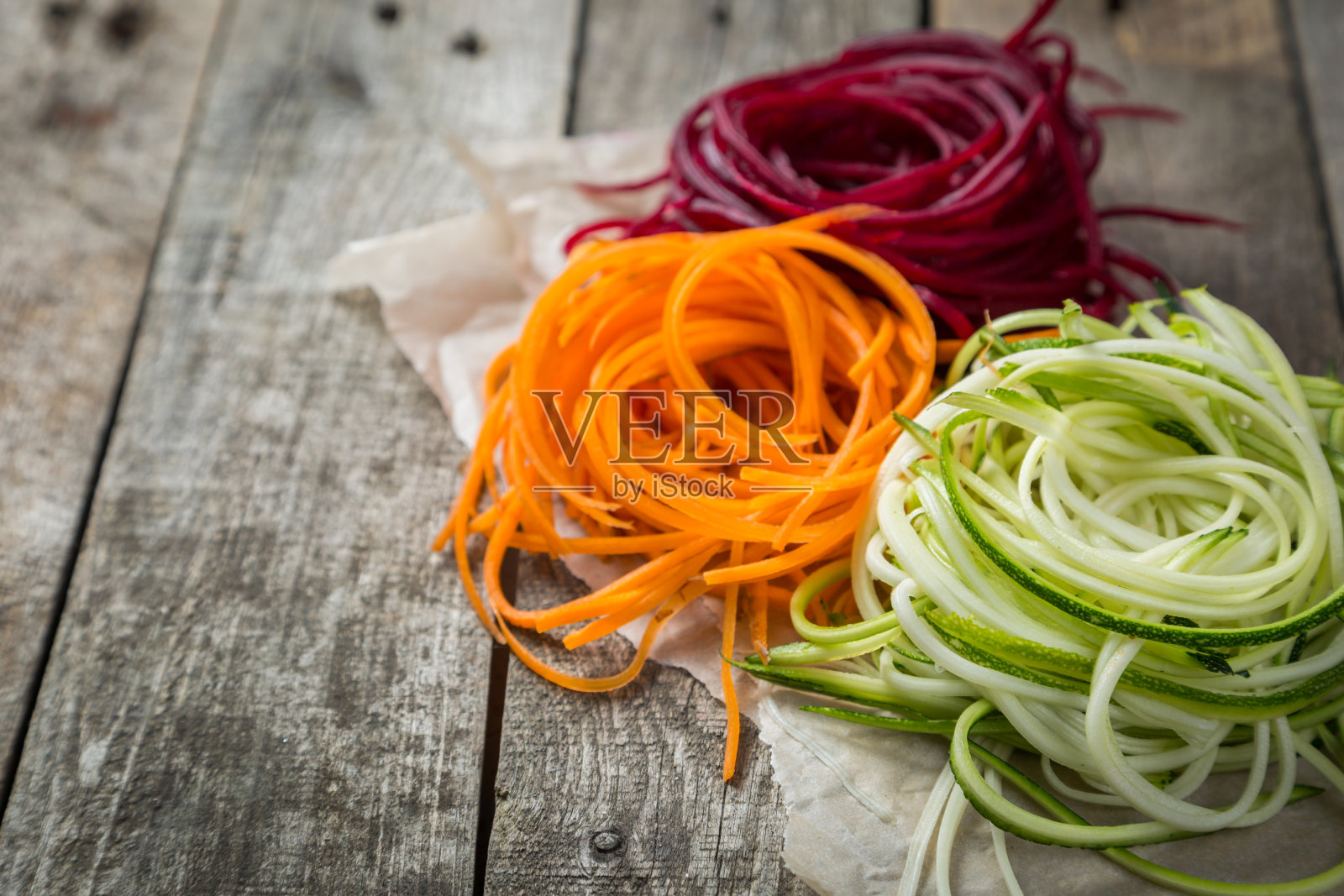 蔬菜面-西葫芦，胡萝卜和甜菜根照片摄影图片