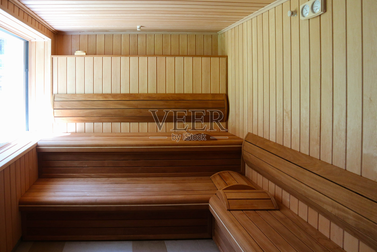 豪华木质浴室，有窗户和阳光。照片摄影图片