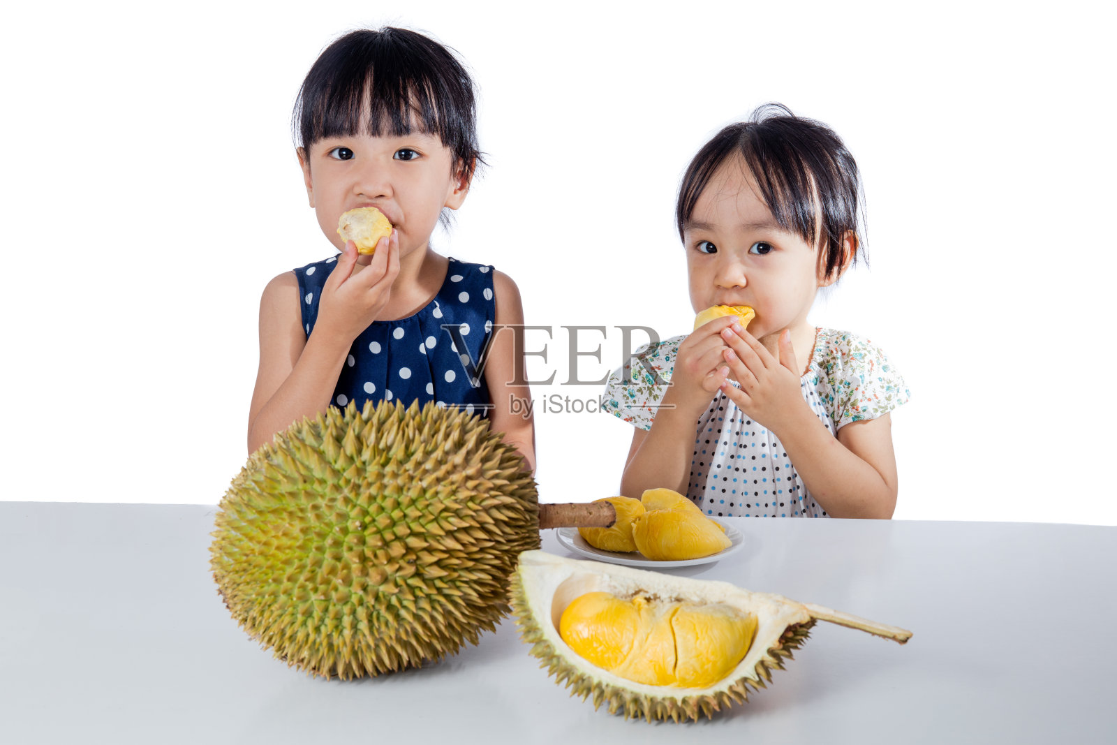 亚洲华人小女孩在吃榴莲照片摄影图片