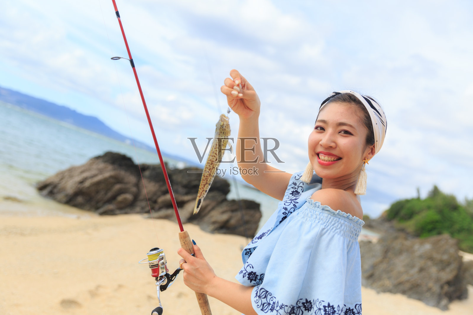 一个女人在钓鱼。照片摄影图片