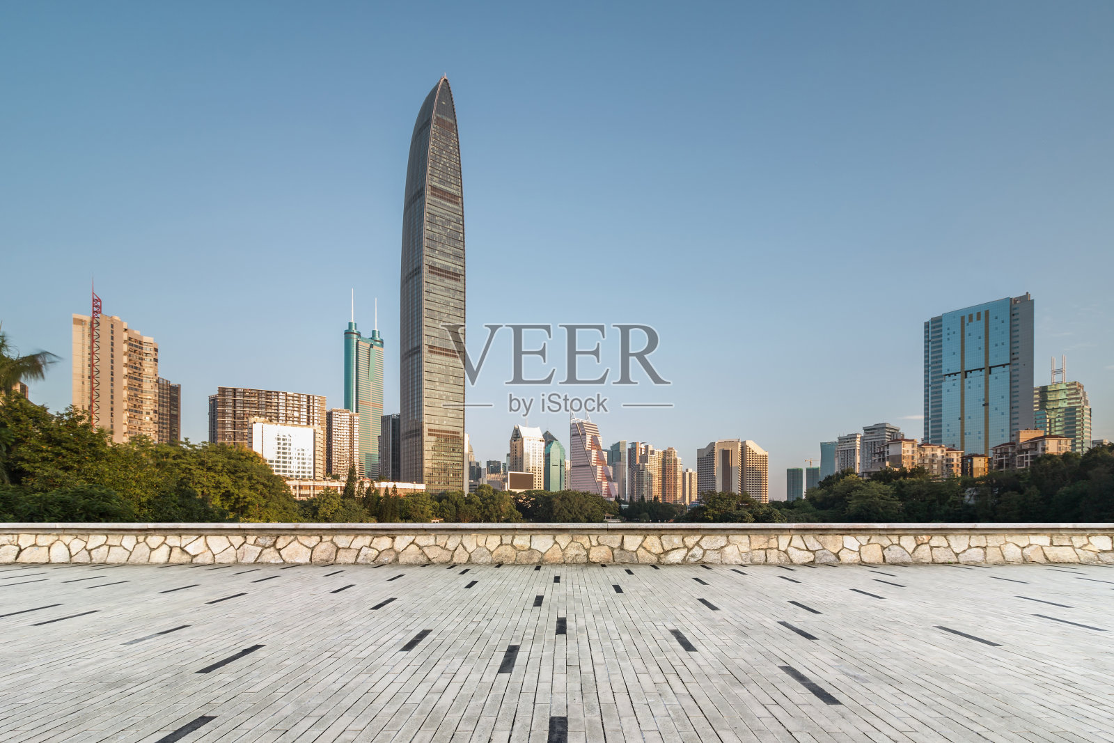 深圳地标下的蓝天和没有人的地板照片摄影图片