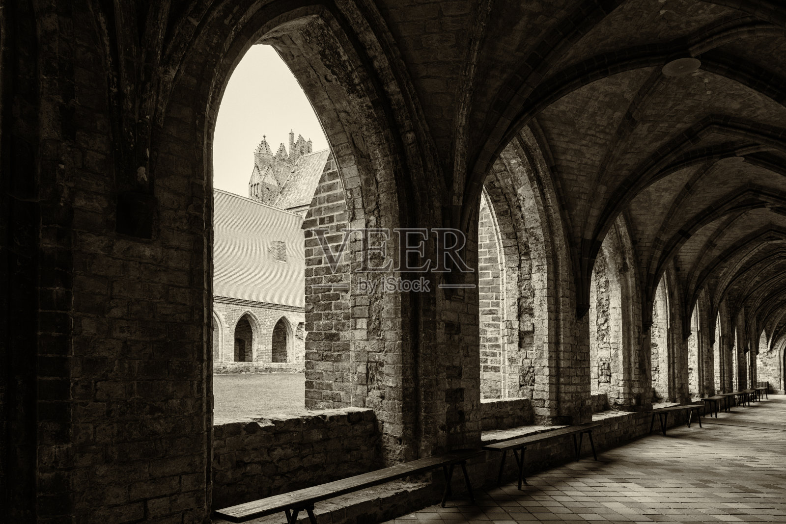 梦幻修道院拱门，望向大海，沐浴阳光照片摄影图片