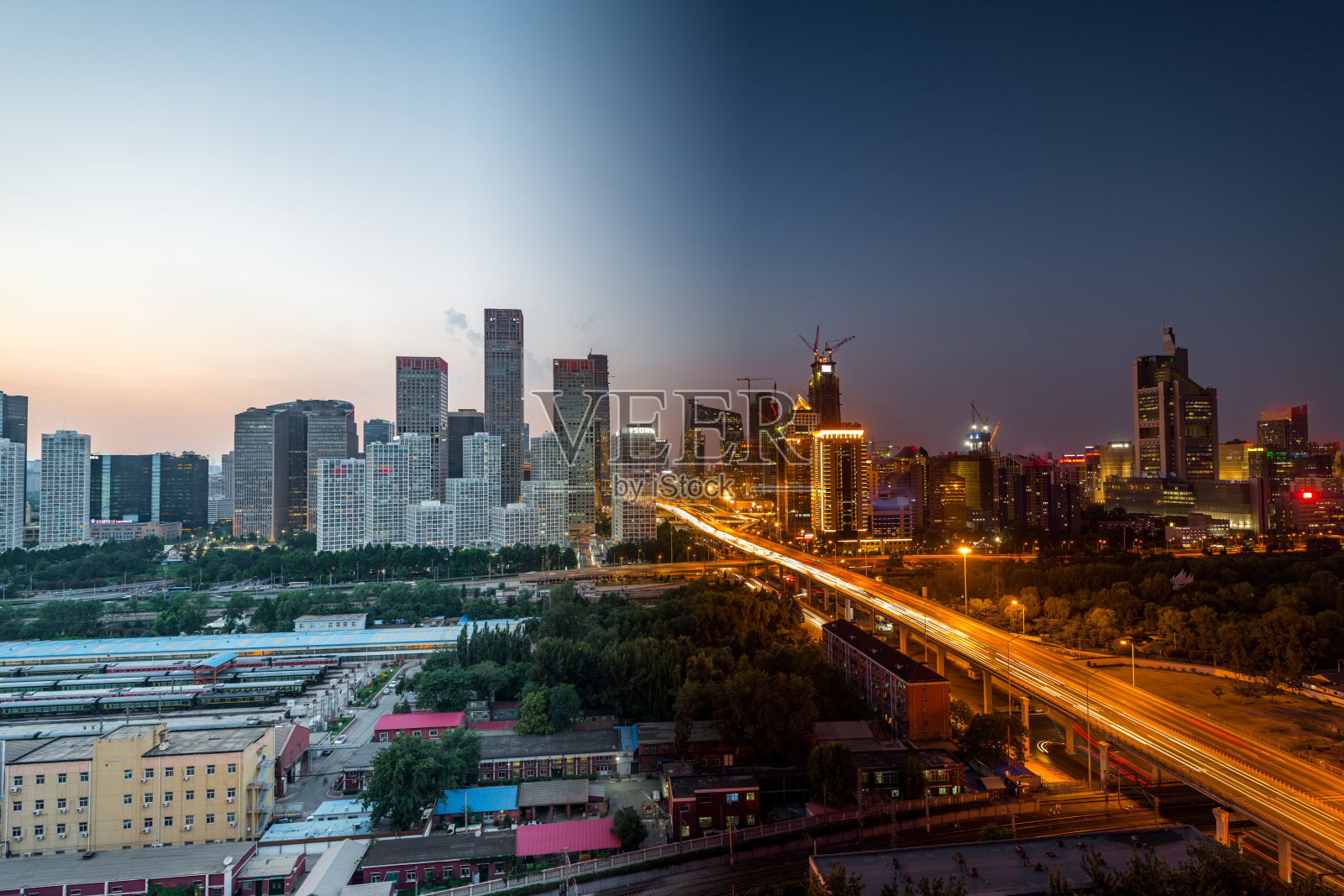 高角度的北京天际线，白天到晚上的过渡照片摄影图片
