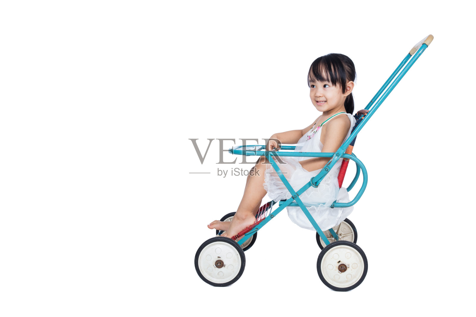 亚洲华人小女孩坐在复古婴儿车里照片摄影图片