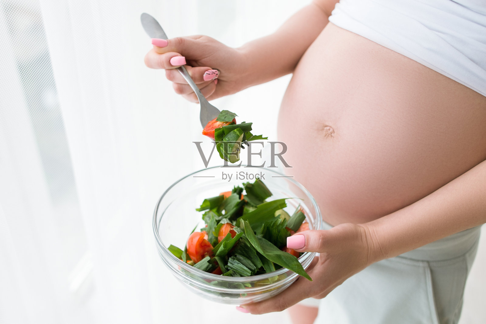 孕妇开始吃新鲜的沙拉照片摄影图片