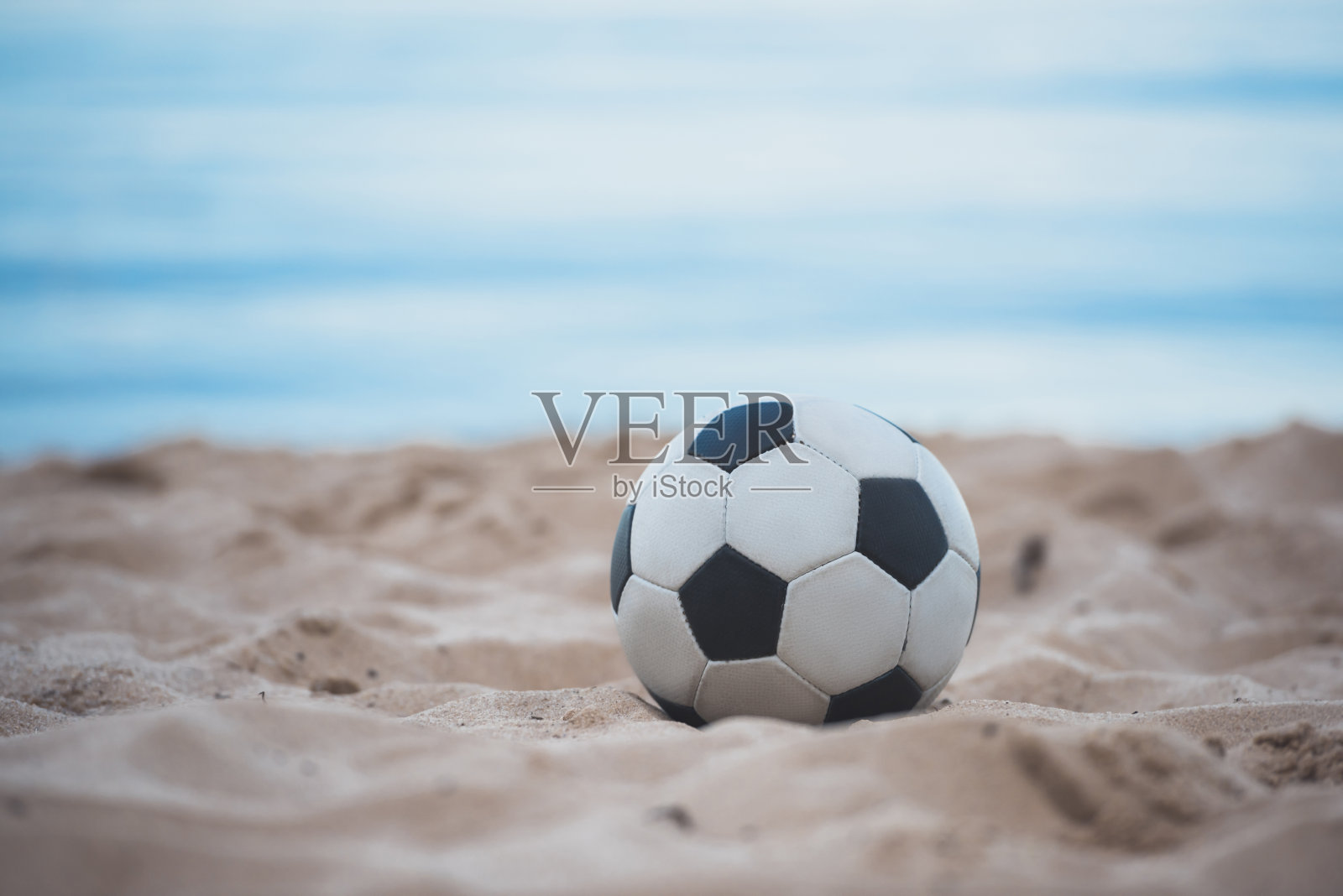 近距离观看足球在夏天的沙滩照片摄影图片