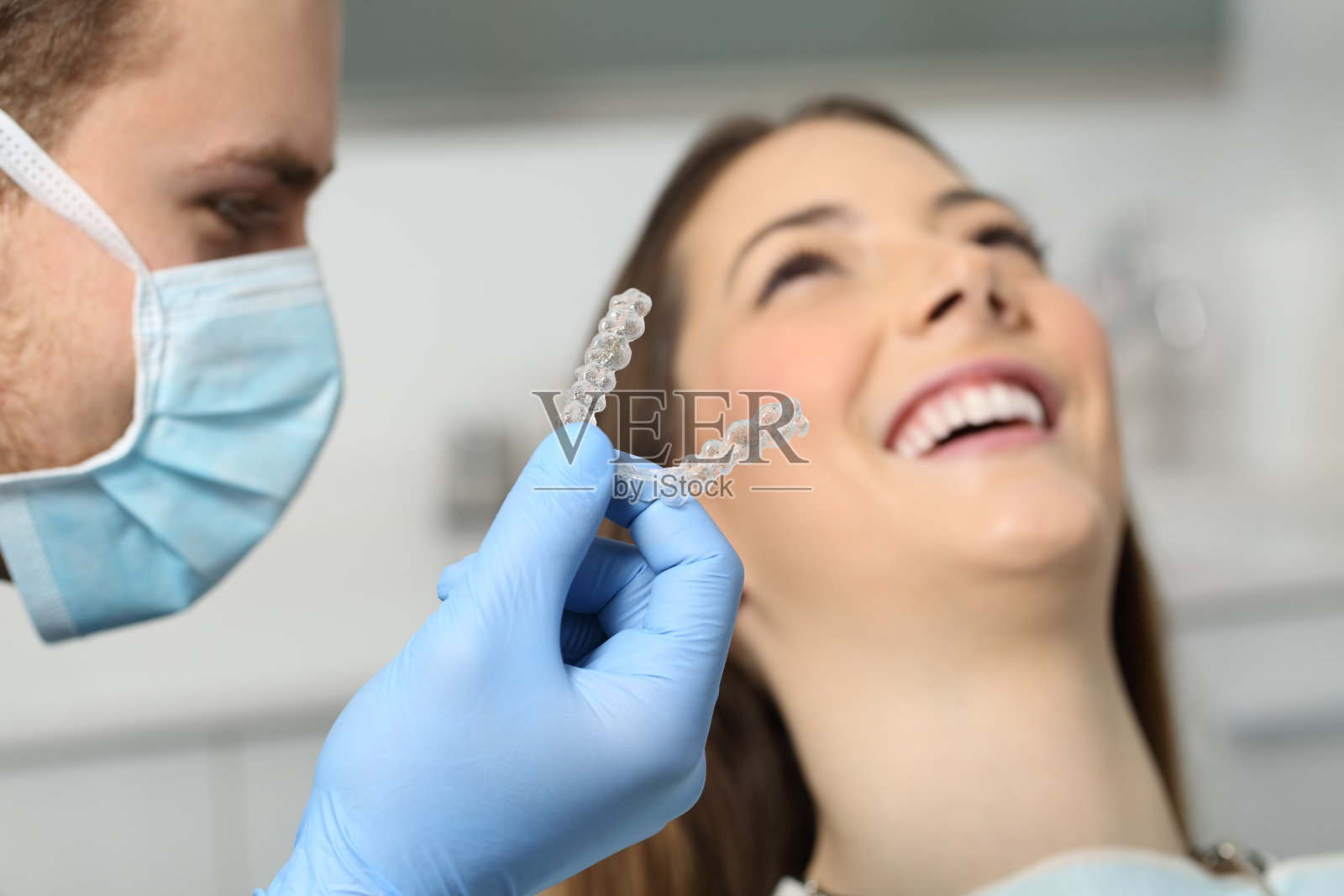 牙医向病人展示植入物照片摄影图片
