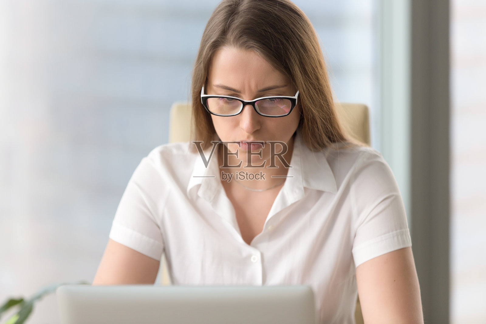 焦虑困惑的女商人有问题的电脑笔记本电脑，头像照片摄影图片