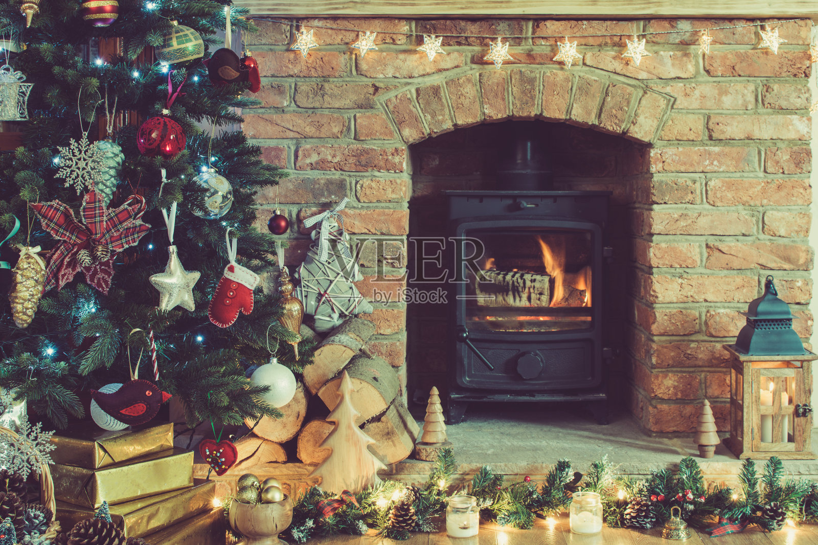圣诞布景，装饰壁炉，皮草树照片摄影图片