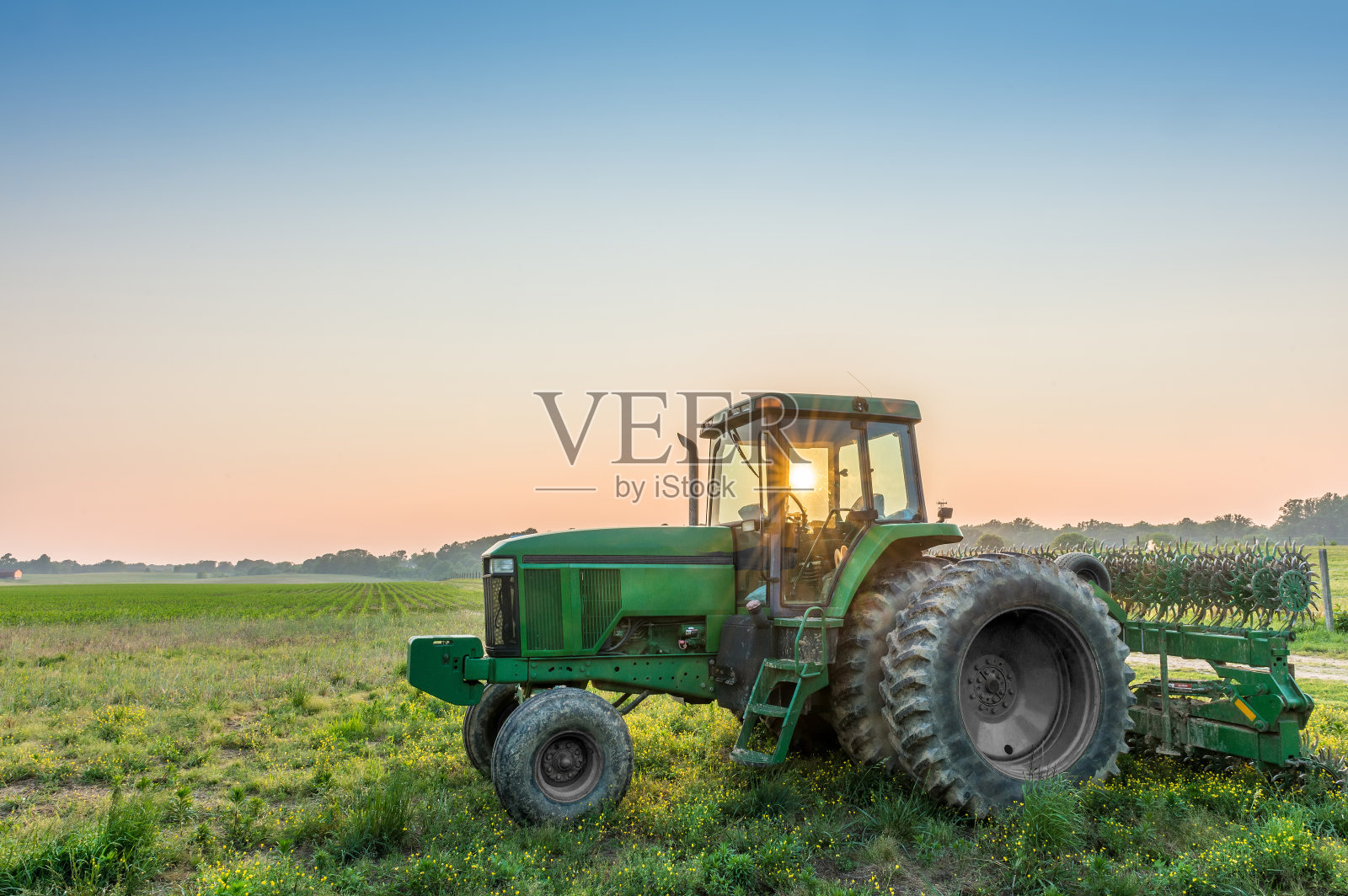 拖拉机在马里兰州农村农场的田地里照片摄影图片