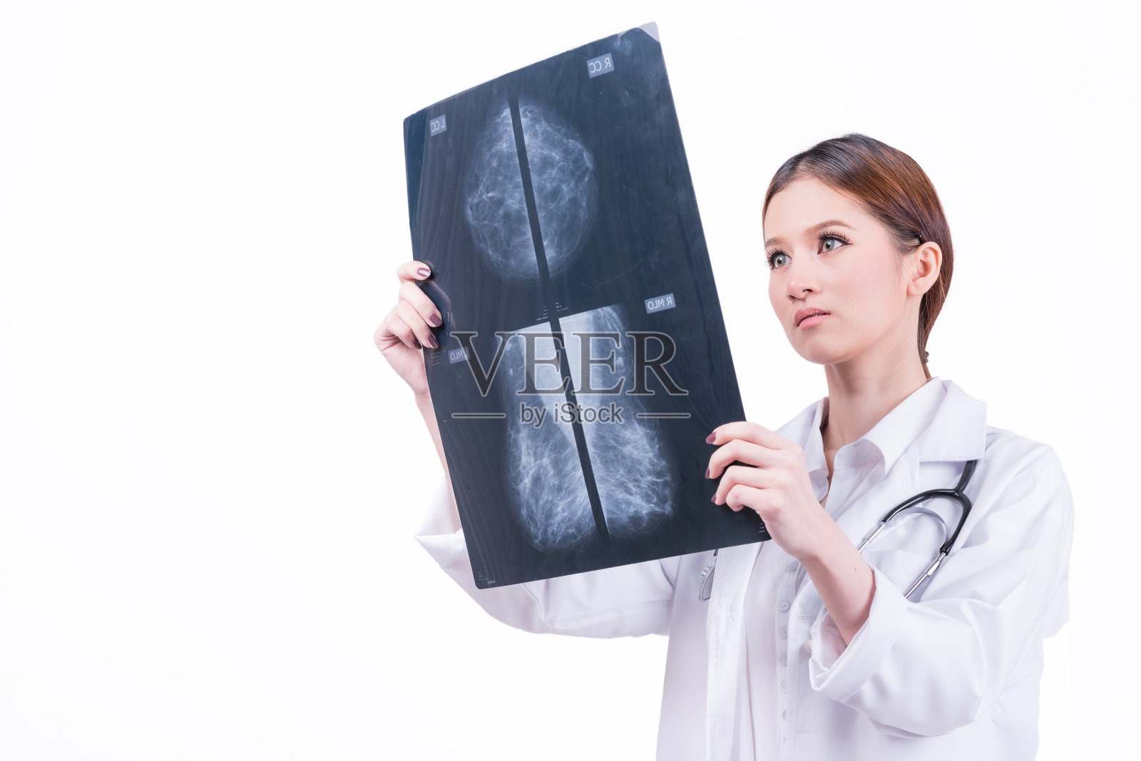 女医生正在检查乳房x光片照片摄影图片
