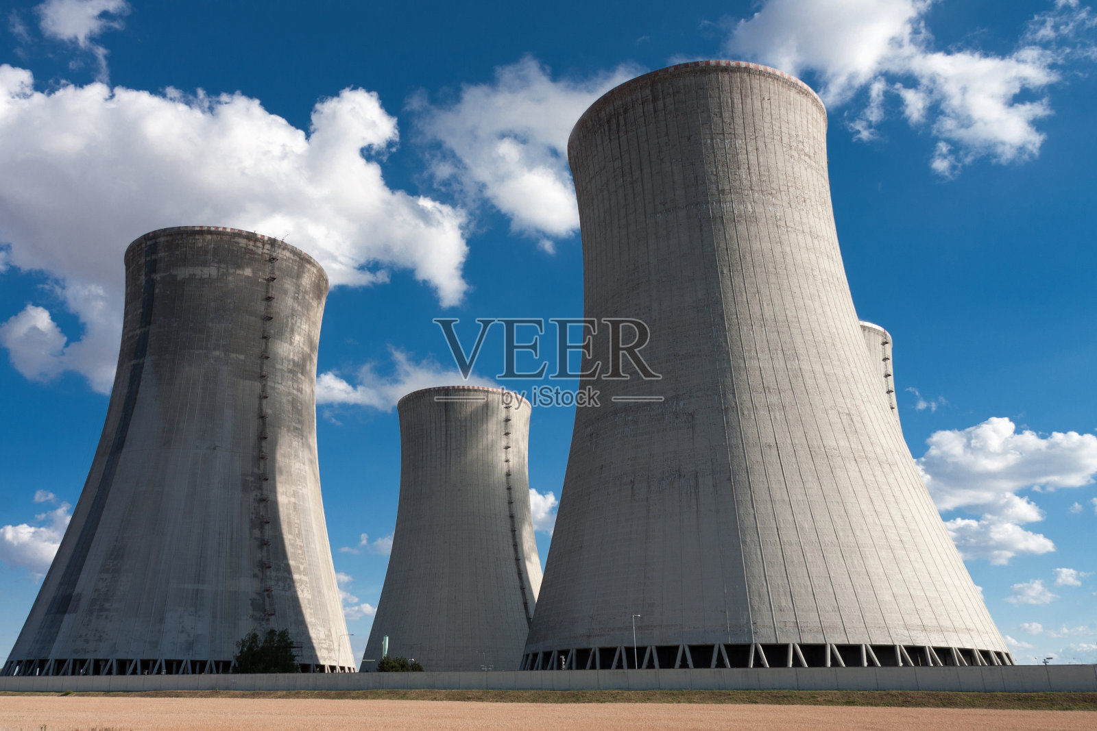核电站，冷却塔映衬着蓝天照片摄影图片