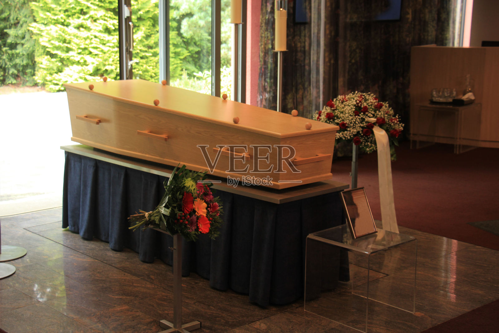 木棺材和葬礼上的鲜花照片摄影图片