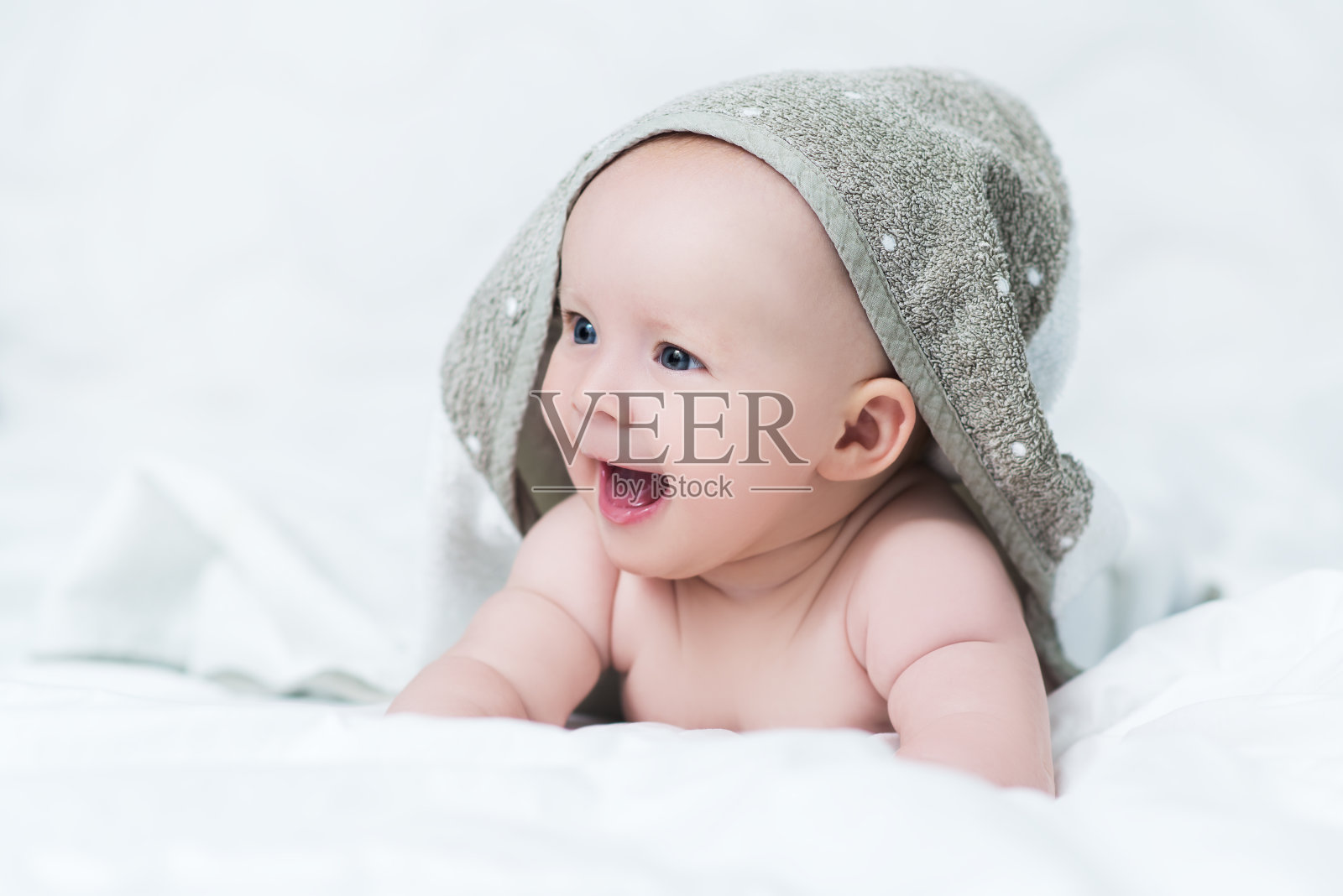 沐浴后用毛巾顶在头上的男孩或女孩照片摄影图片