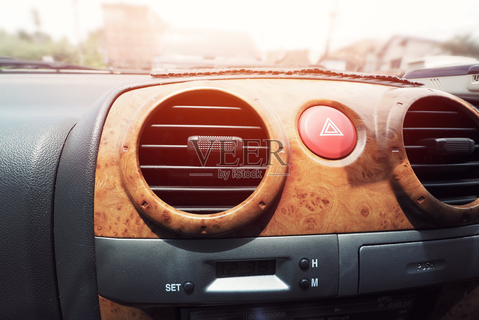 豪华轿车木质控制台上的乘客空调和应急灯按钮照片摄影图片