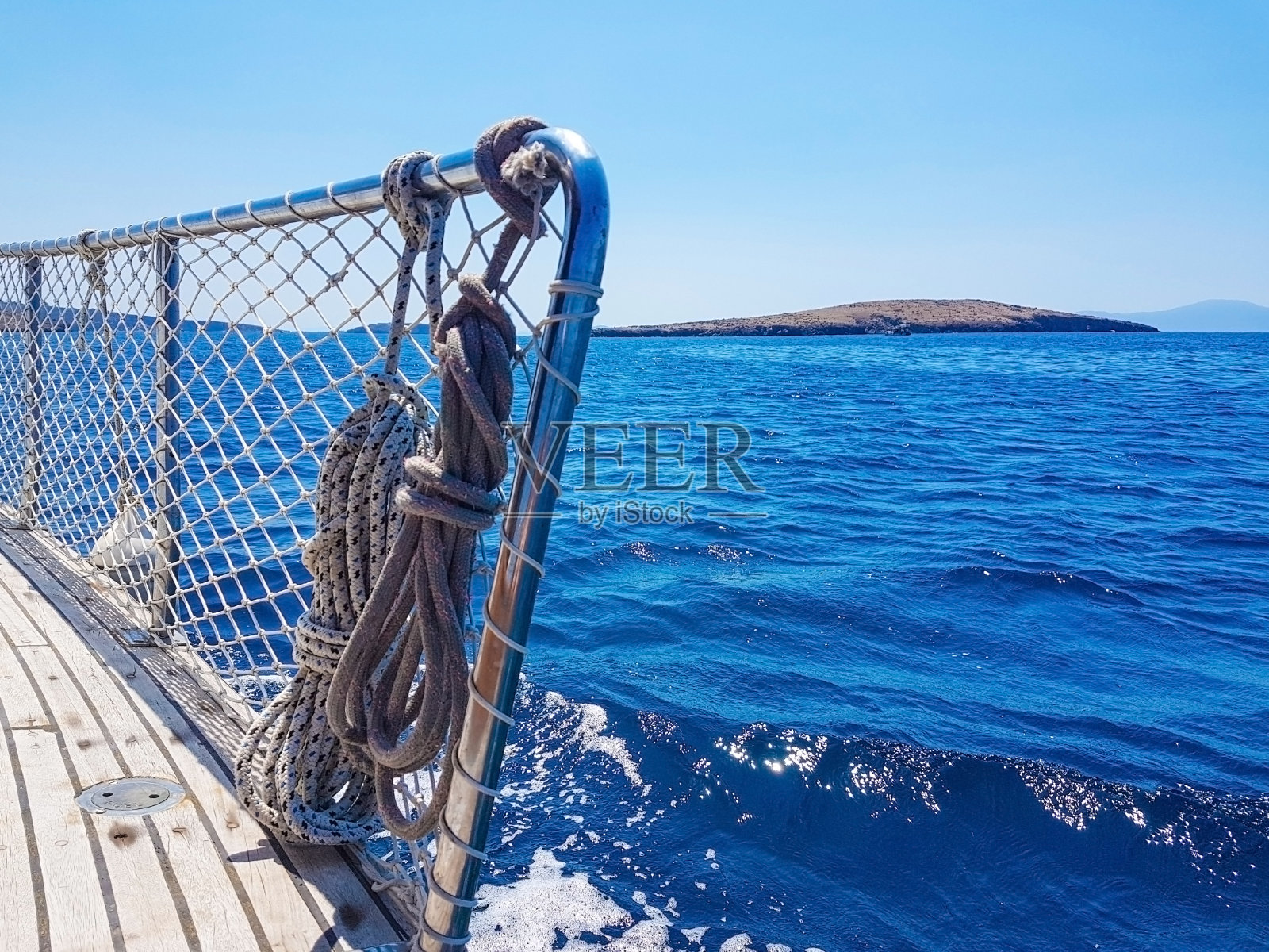 帆船甲板上的蓝色海景照片摄影图片