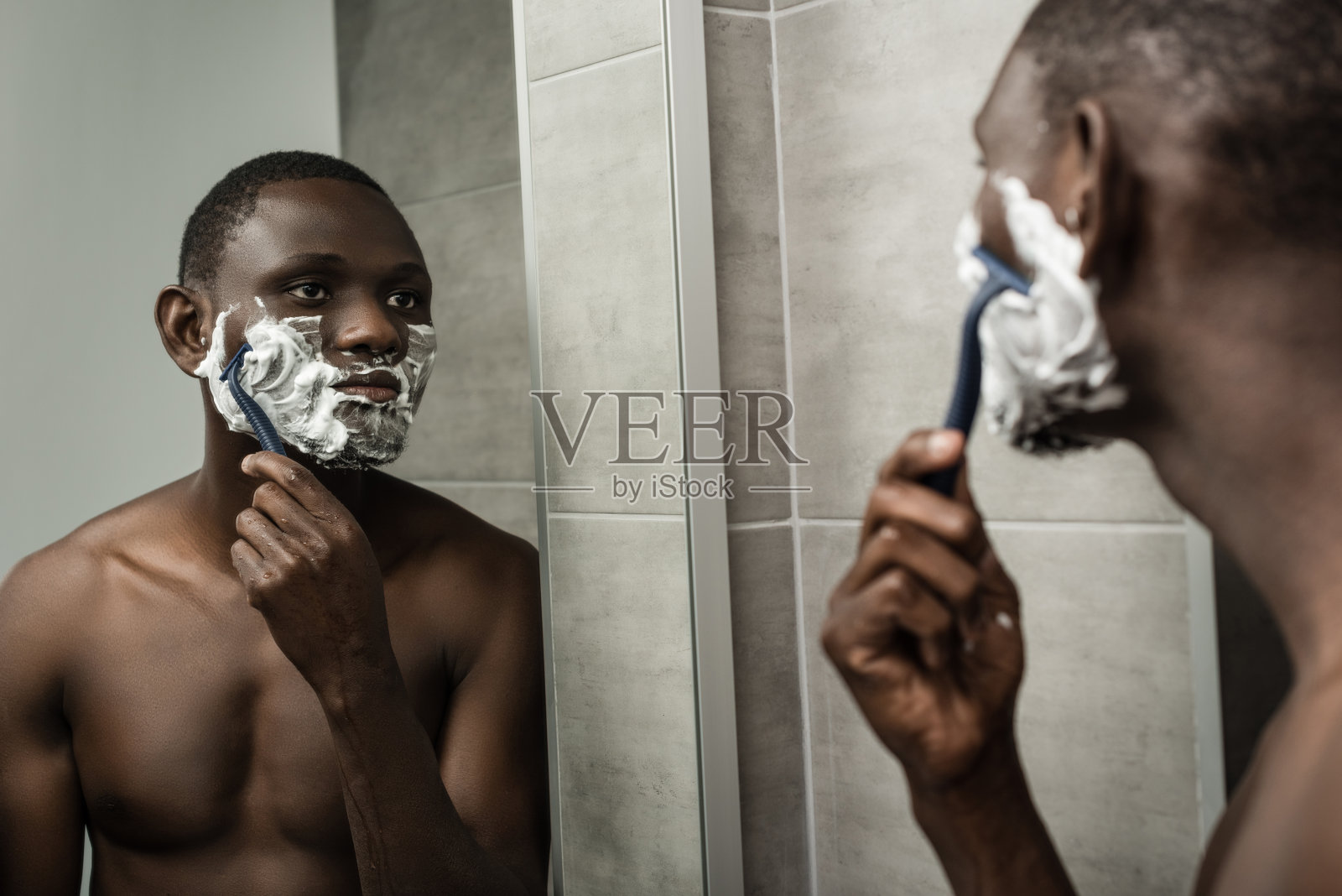 体贴的非裔美国人刮胡子照片摄影图片