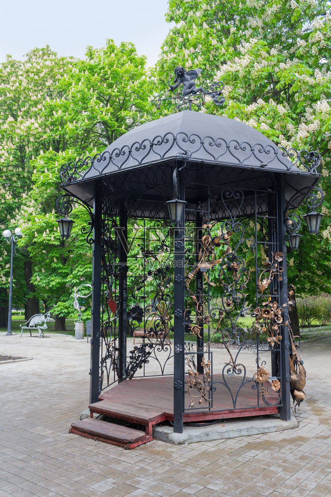由锻造金属制成的美丽的凉亭。乌克兰顿涅茨克照片摄影图片