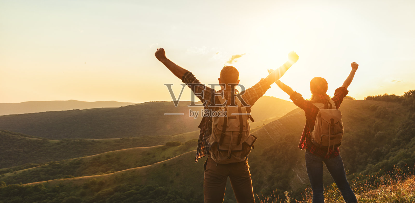幸福的一对男女游客在山顶的日落在夏天照片摄影图片