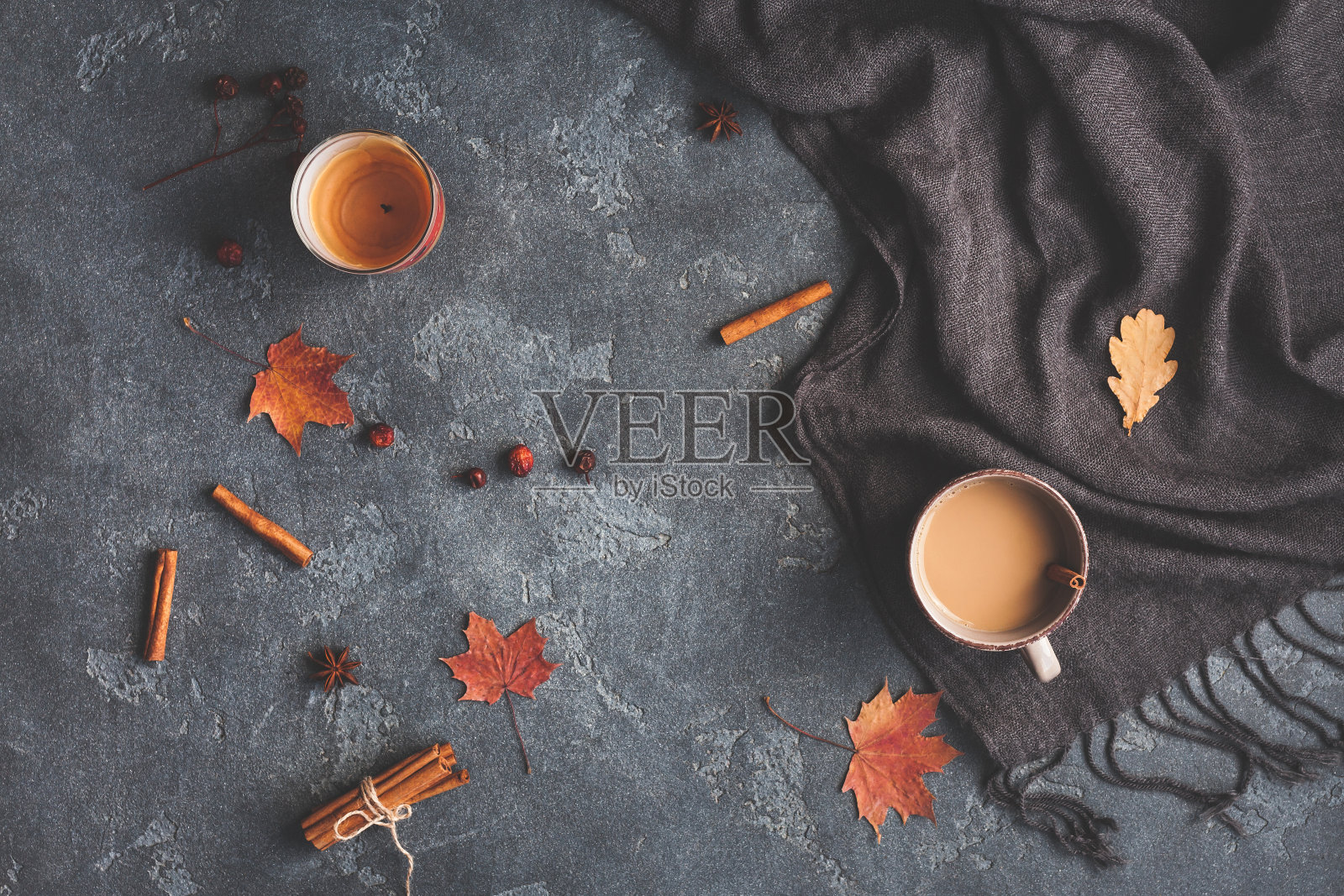 咖啡杯，毯子，秋叶。平躺，俯视图照片摄影图片