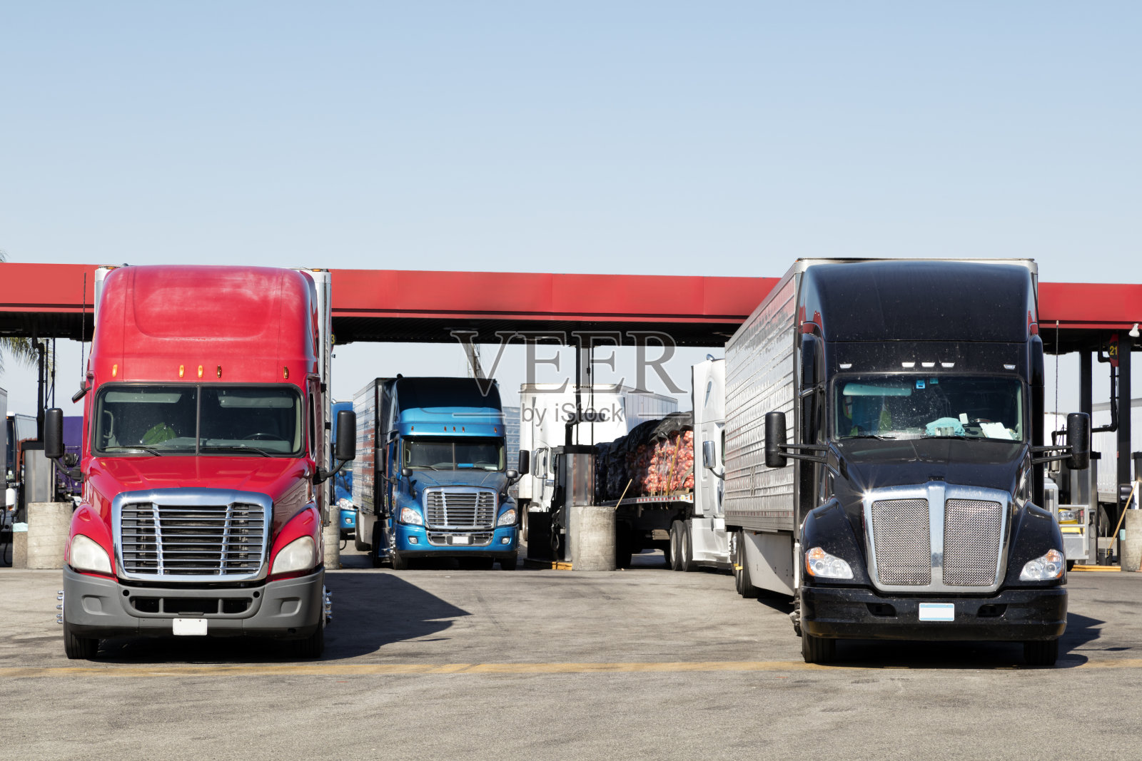 美国加州，卡车在加油站加油照片摄影图片