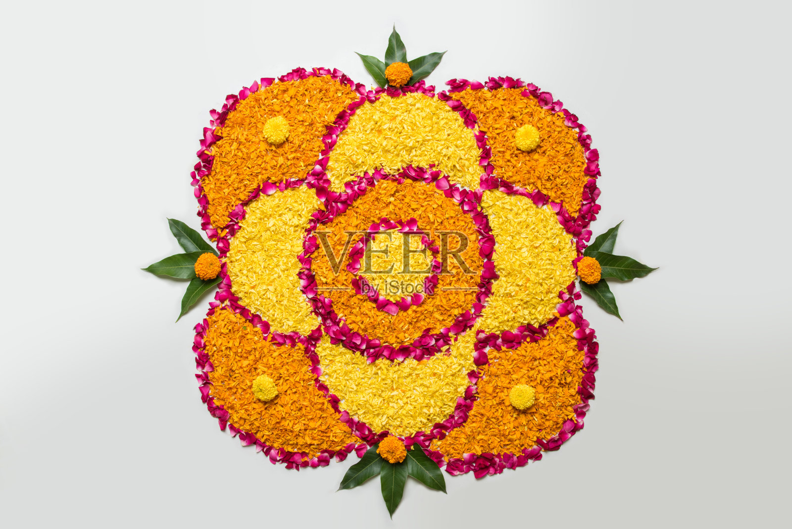 排灯节或pongal用金盏花或zendu花和红色玫瑰花瓣在白色背景上，排灯节Diwali diya在中间，选择性焦点照片摄影图片