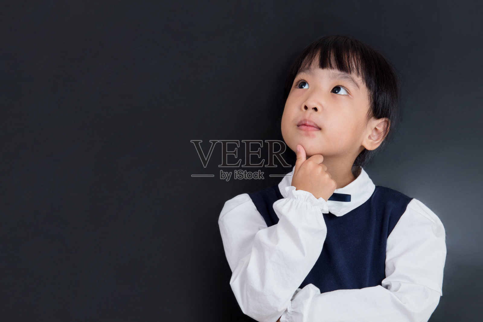亚洲华人小女孩站在黑板前照片摄影图片