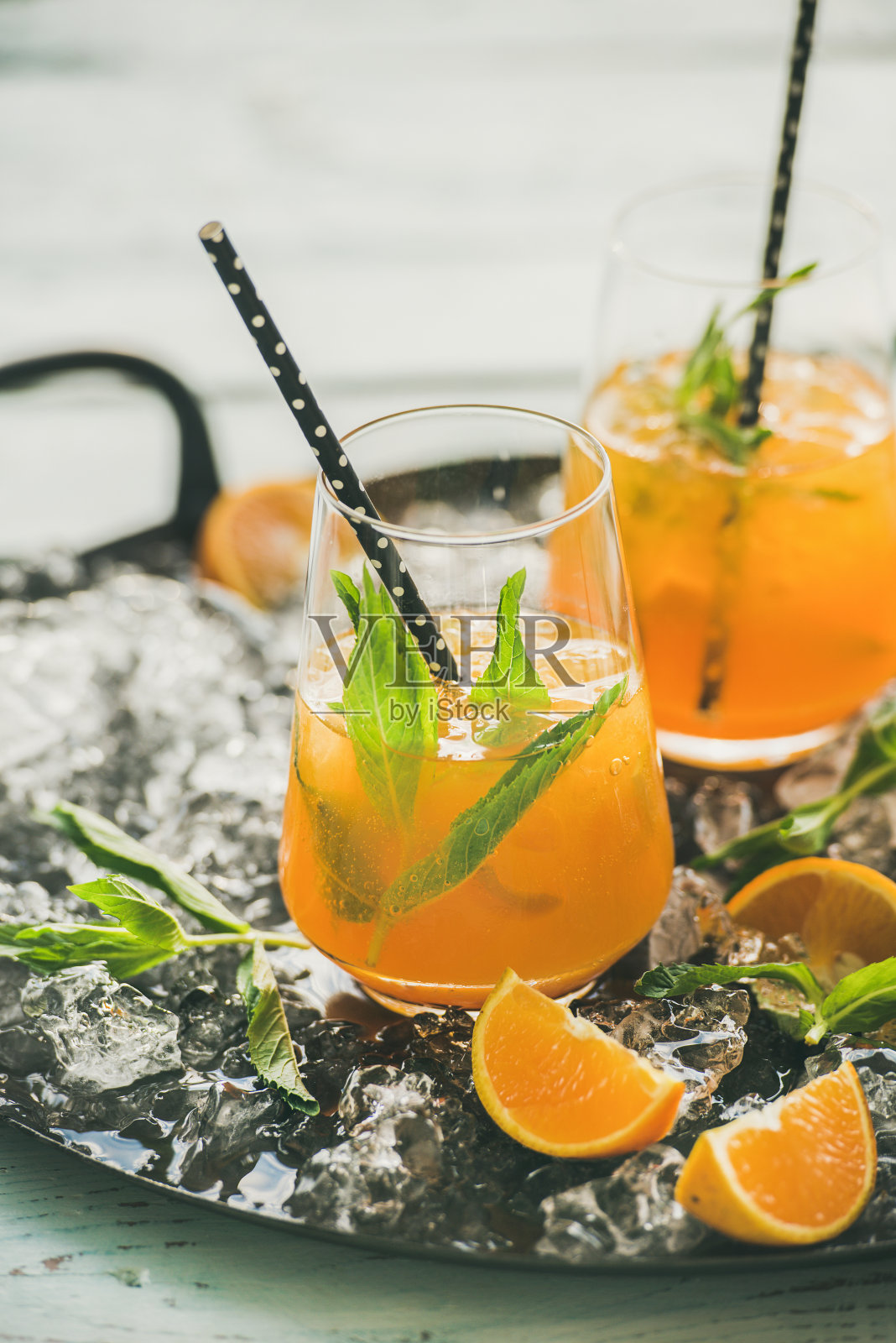 清凉的夏日酒精鸡尾酒，配以橘子，薄荷和冰照片摄影图片