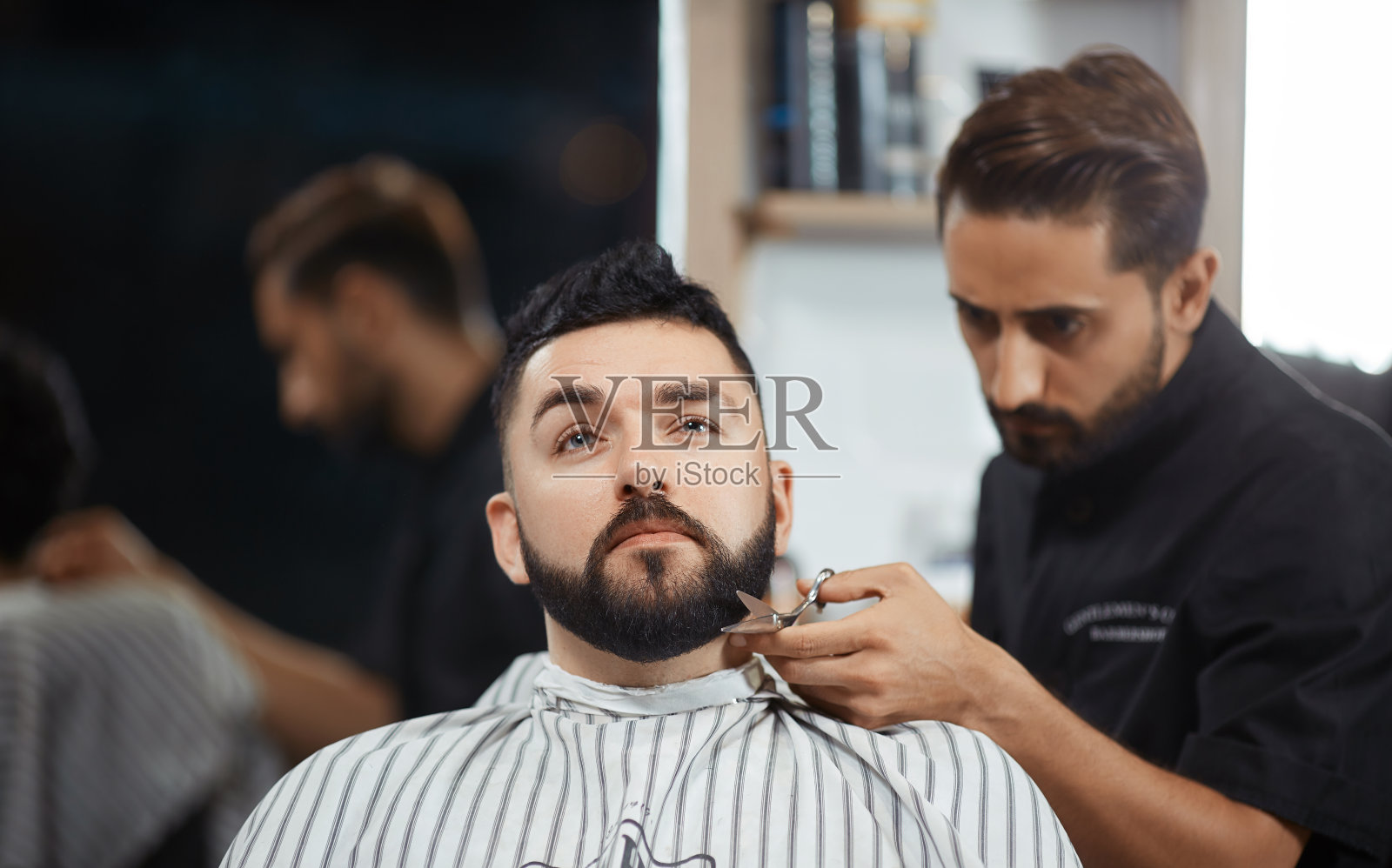 发型师在理发店用剪刀切面包照片摄影图片