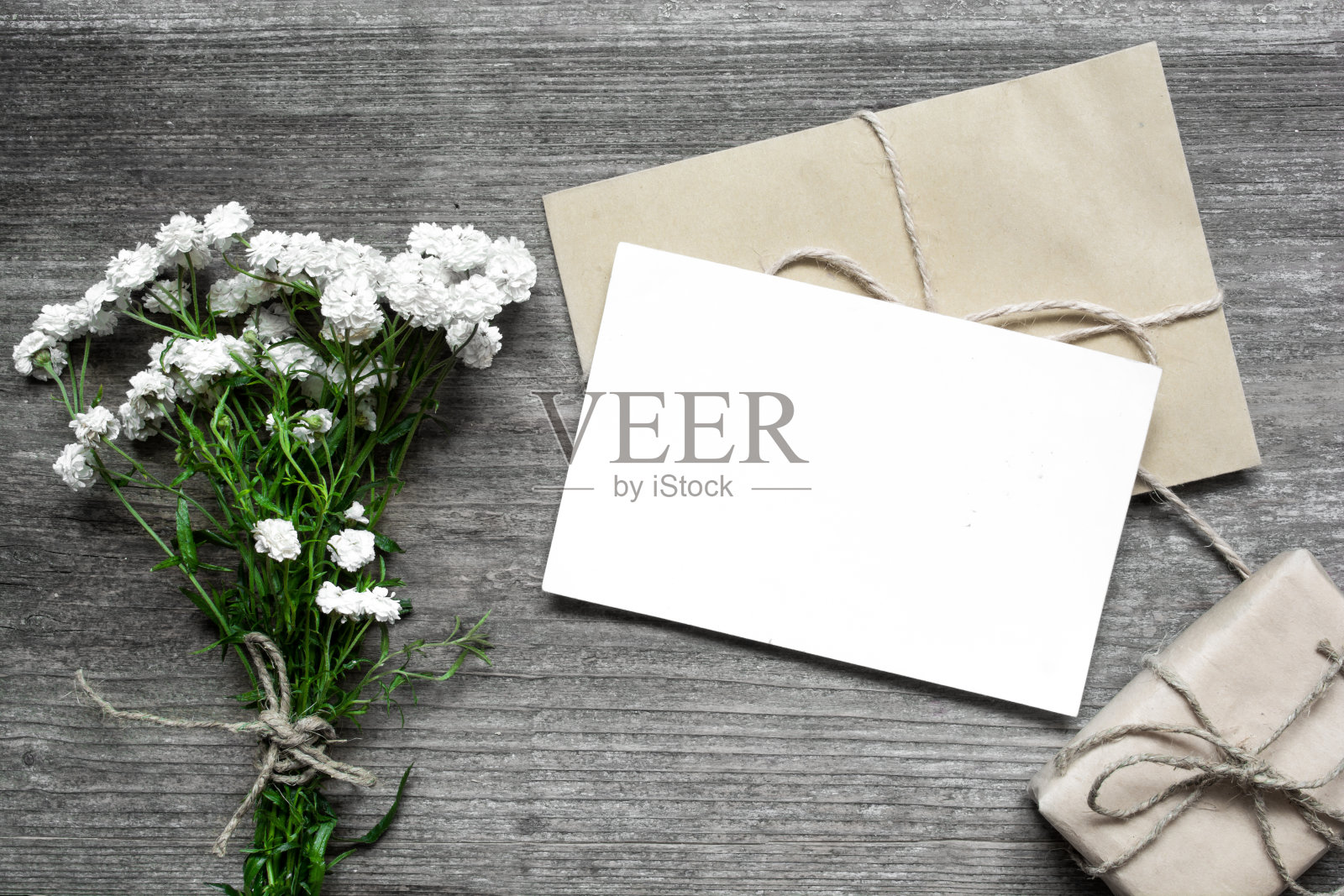 白色贺卡，白色鲜花，花束和信封，礼品盒和花蕾照片摄影图片