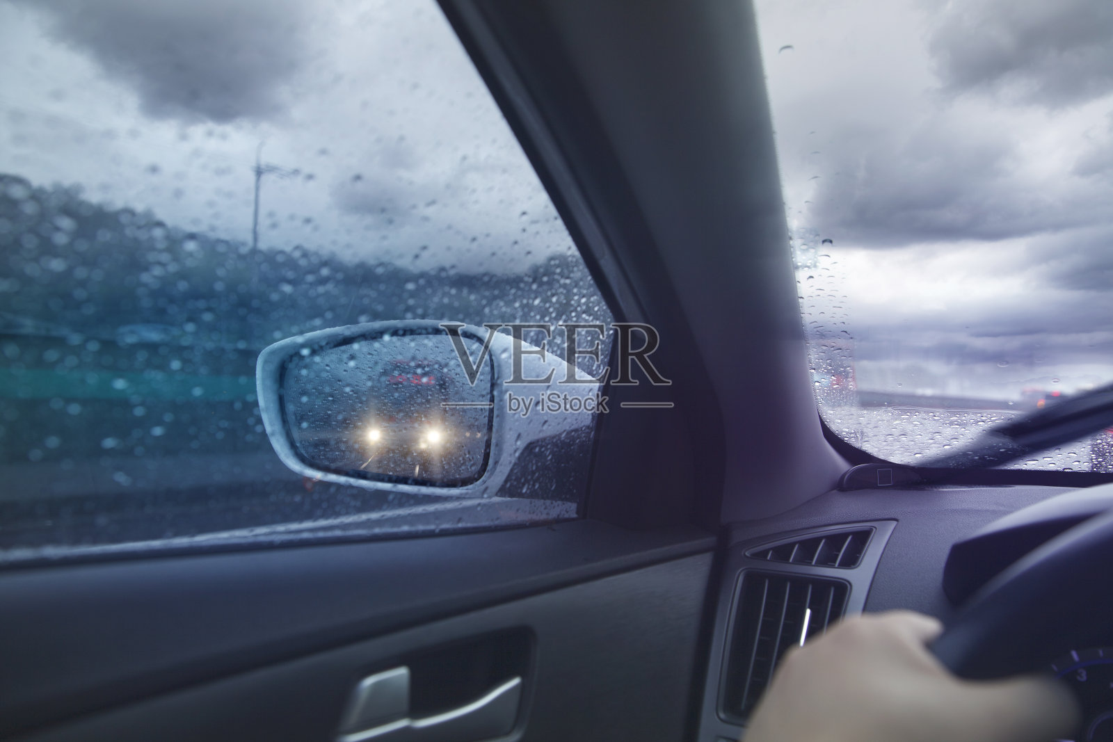 在下雨的公路上安全驾驶照片摄影图片