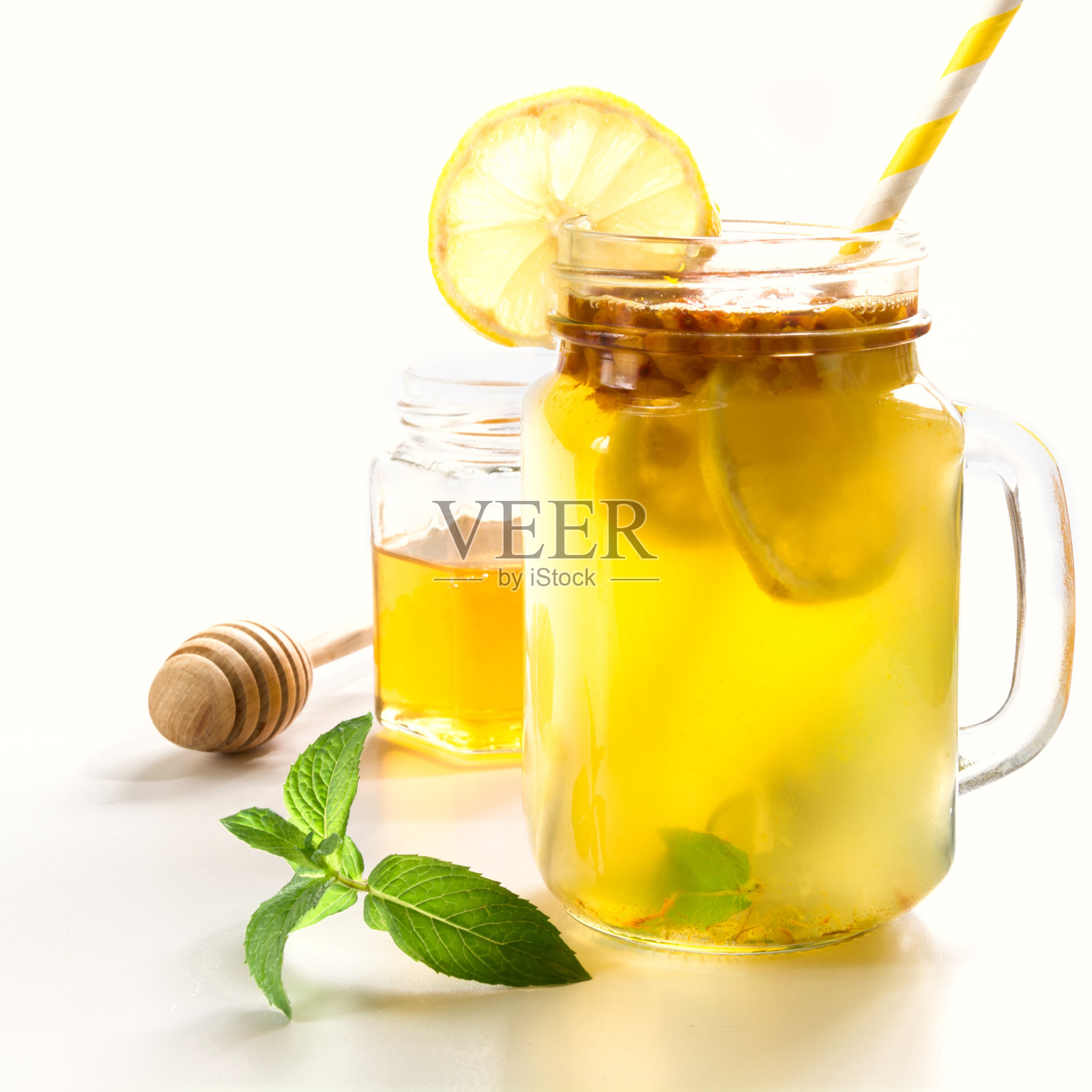 沙棘，柠檬和薄荷的健康饮料mason瓶在白色的背景。照片摄影图片