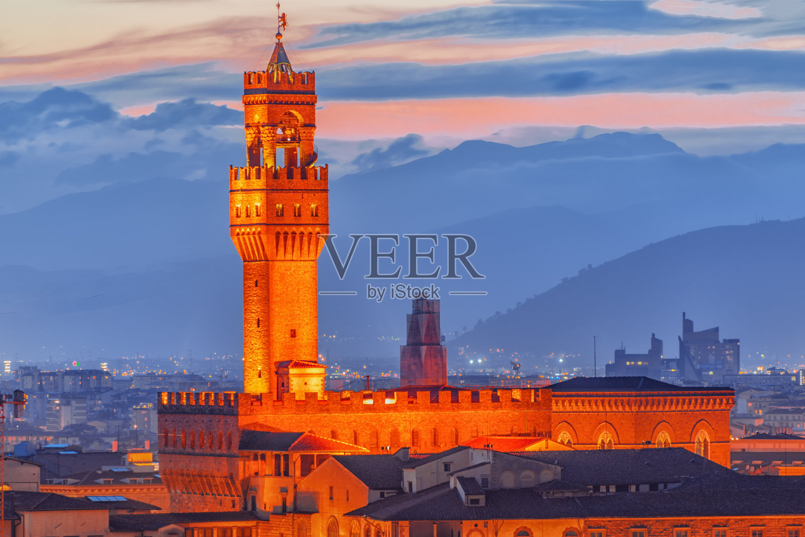 维琪奥宫(Palazzo Vecchio)建于1299-1314年，是这座城市最著名的建筑之一。晚上的时间。照片摄影图片