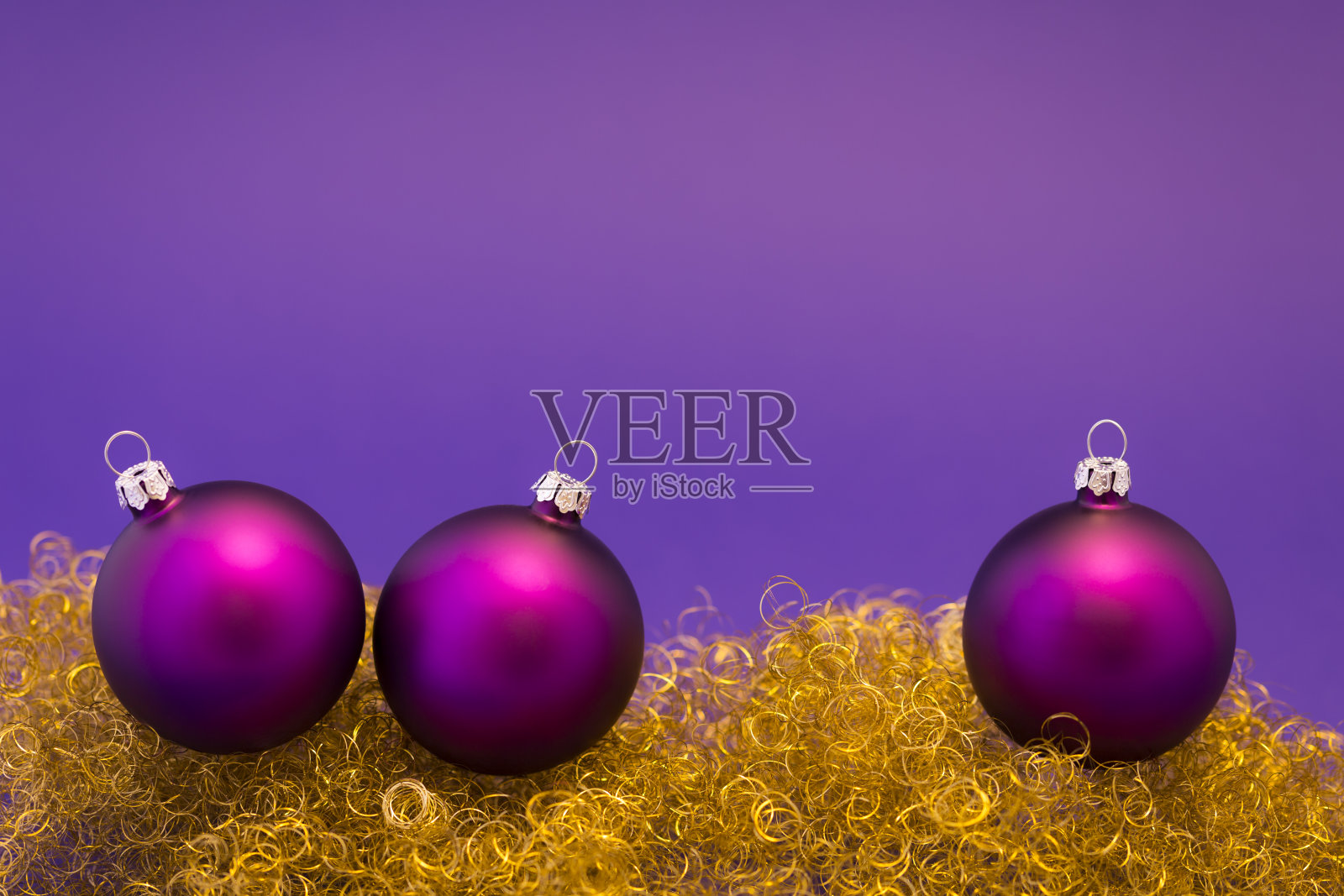 紫色圣诞球上的金色闪光照片摄影图片