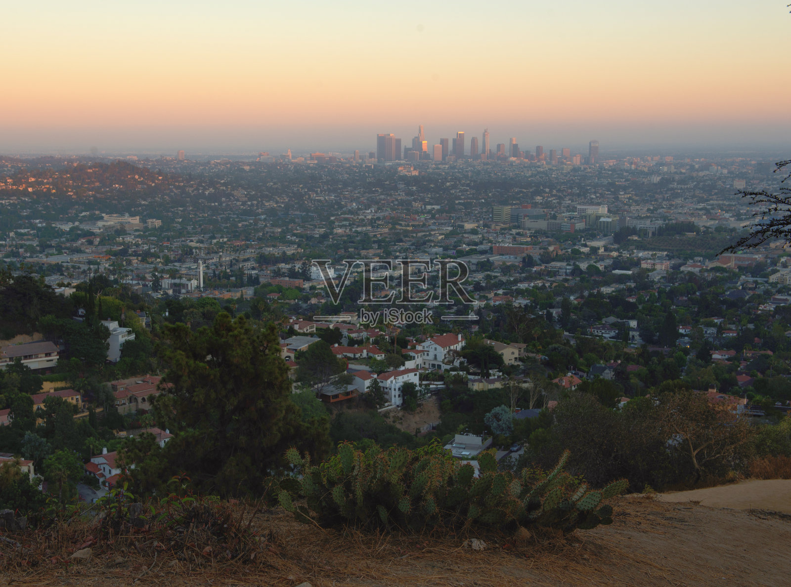 日落与山景的洛杉矶城市，加利福尼亚，美国照片摄影图片