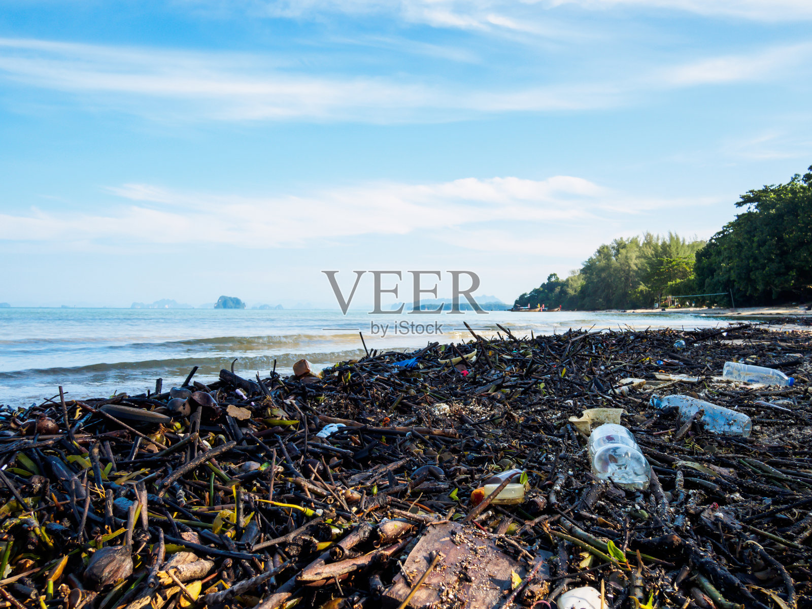 沙滩上垃圾成堆，海洋环境污染概念。照片摄影图片